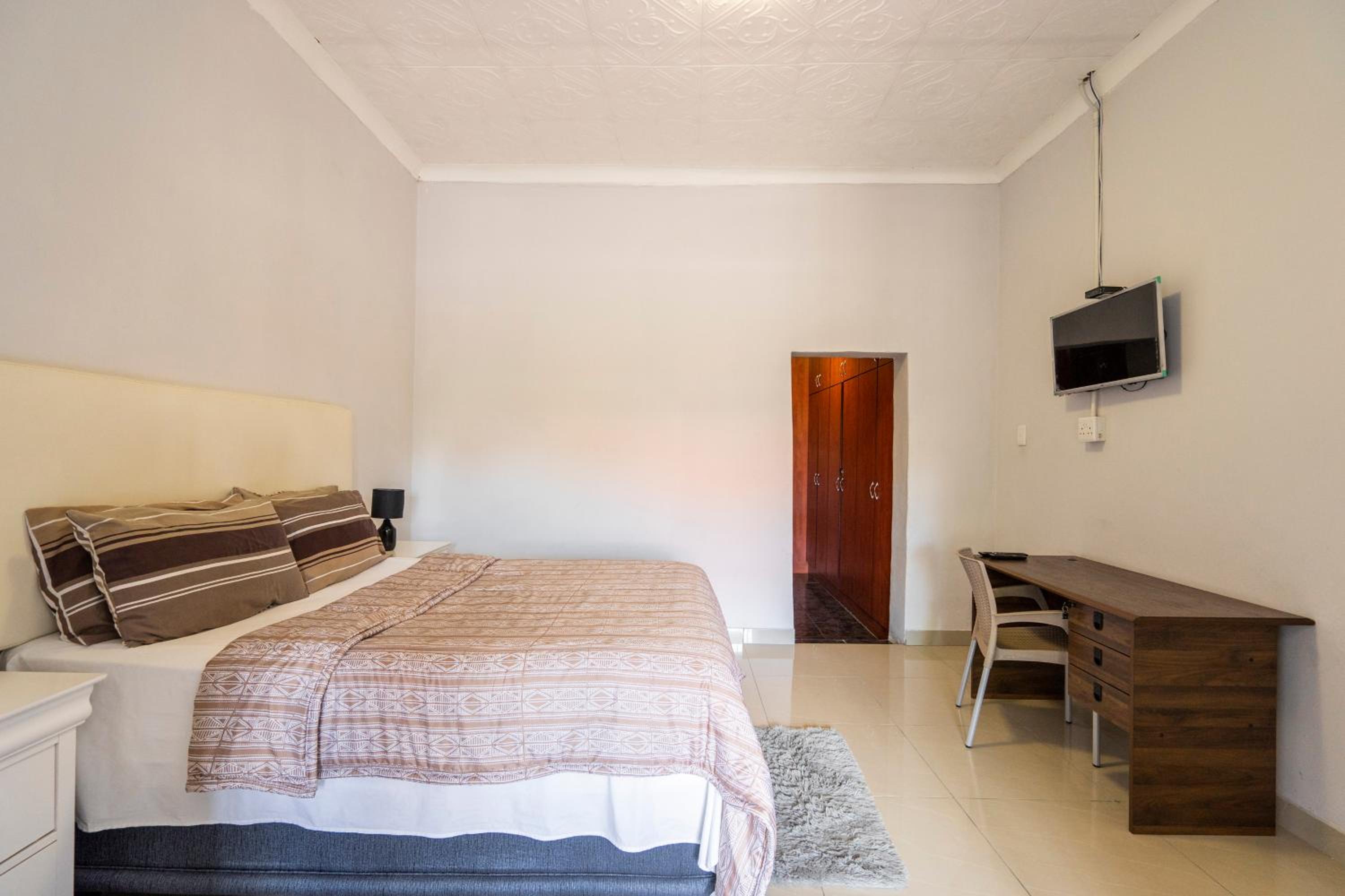 Deluxe Double Room (2 Adults + 1 Child) - Photo 15