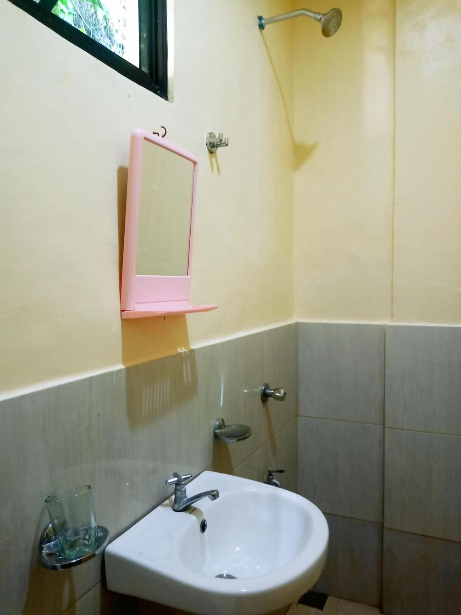 Budget Double Room - Photo 12