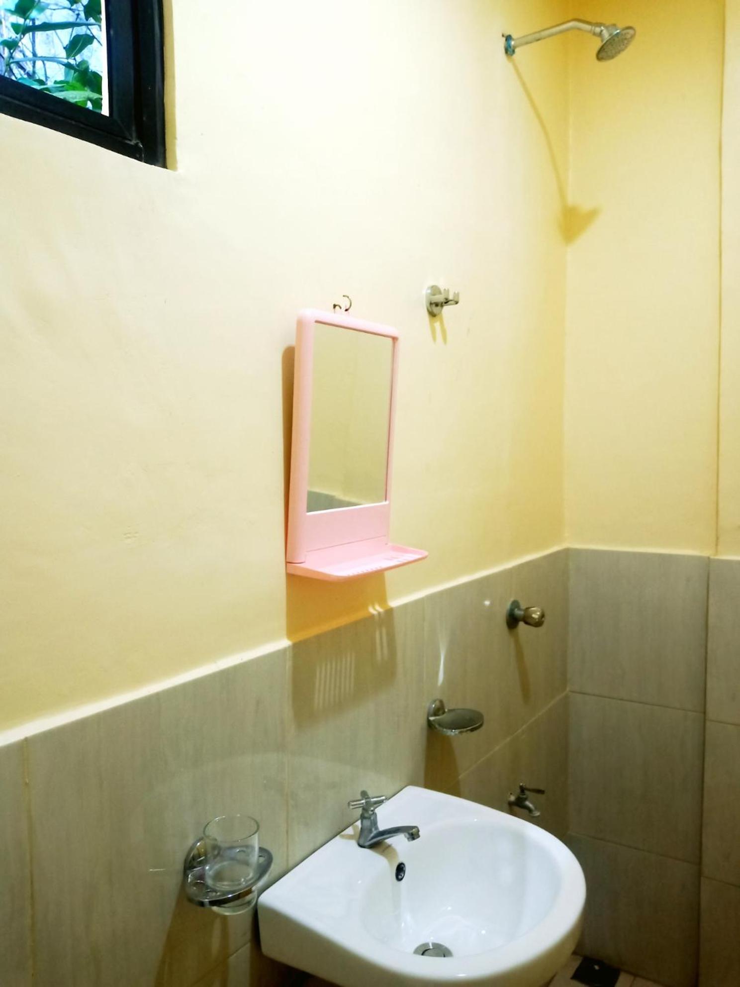Budget Double Room - Photo 32