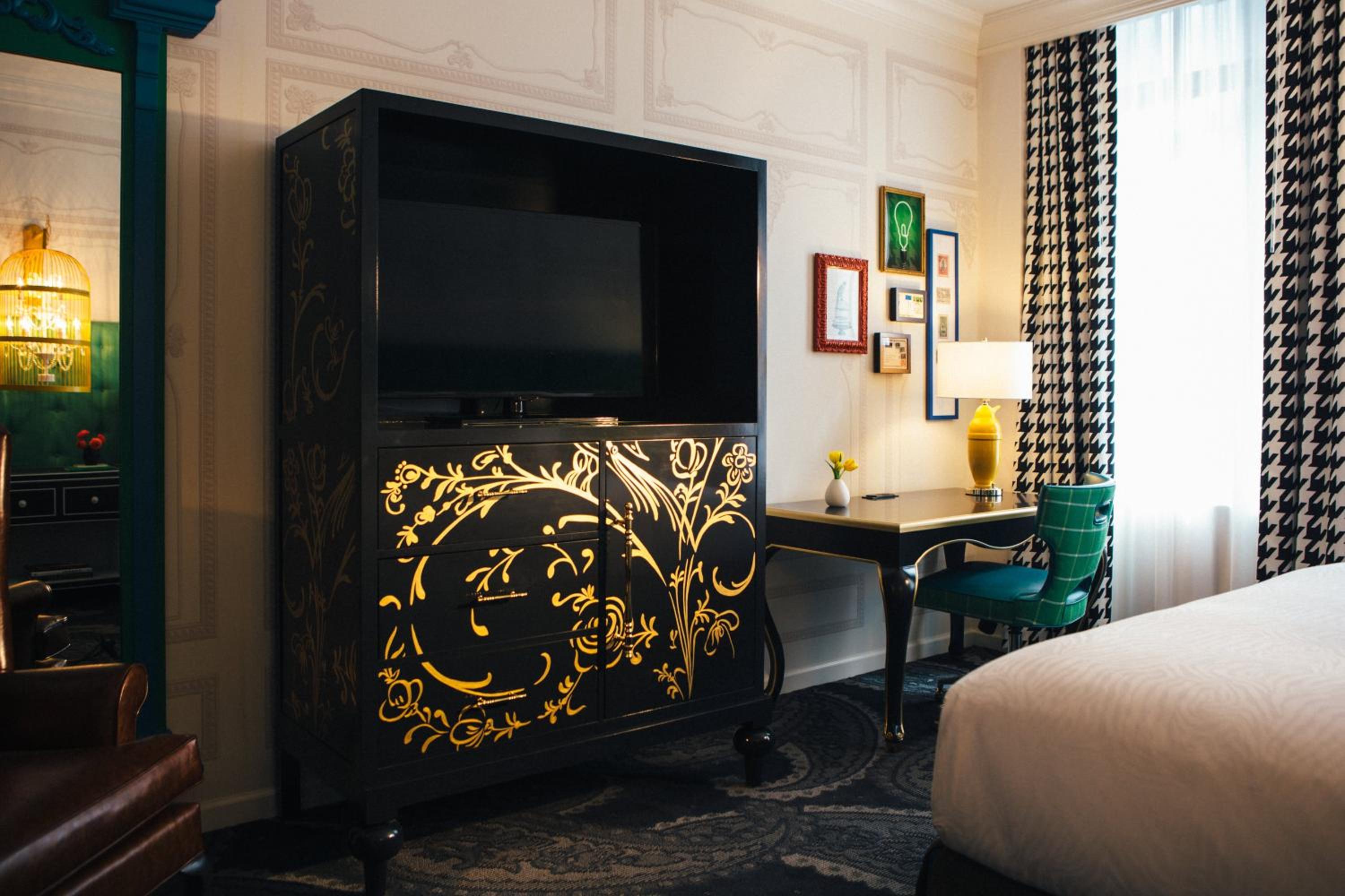 Essential King Room with Uptown View photo 3