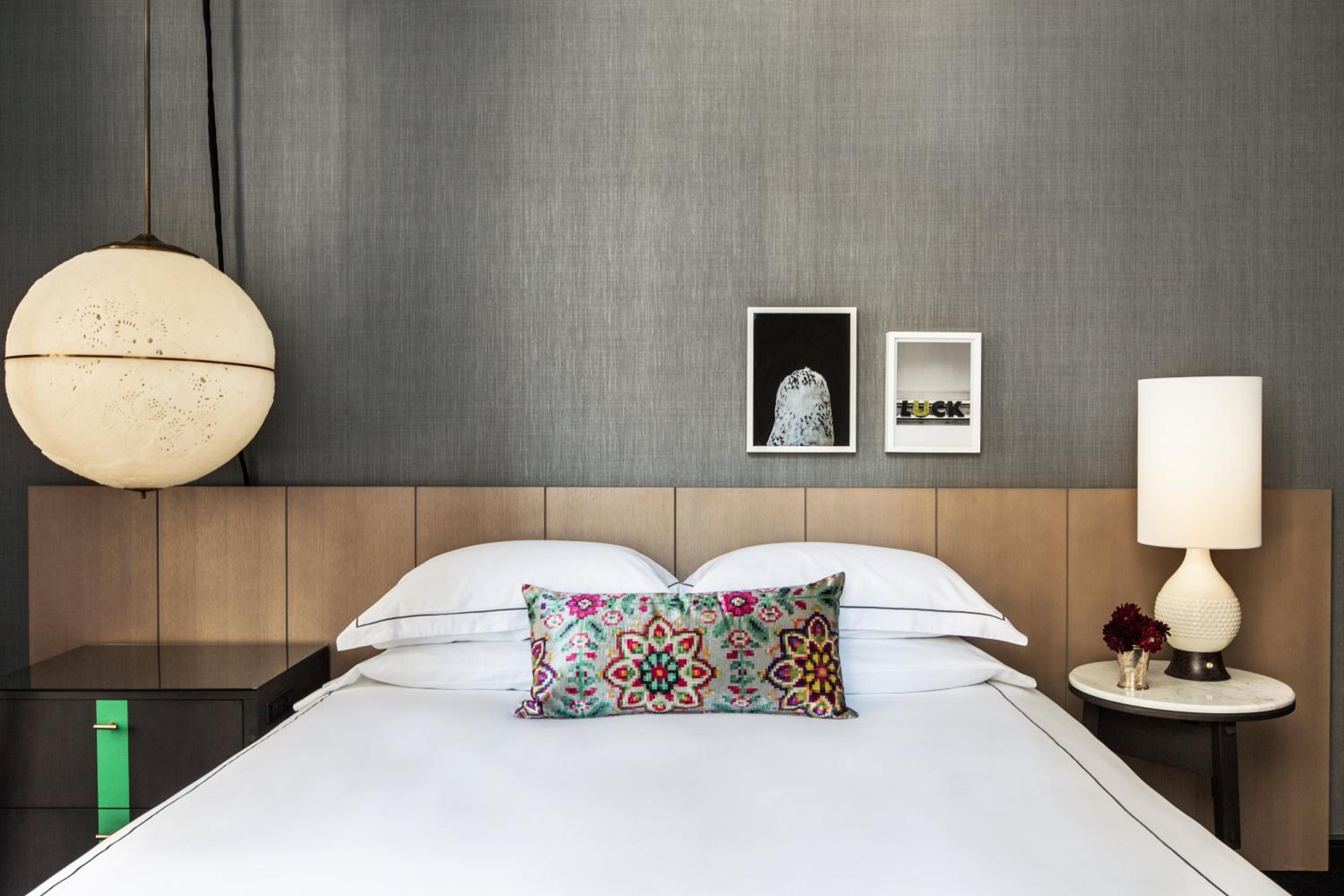 Queen Room with One Queen Bed and Bath Tub (Non Smoking) (Accessible)