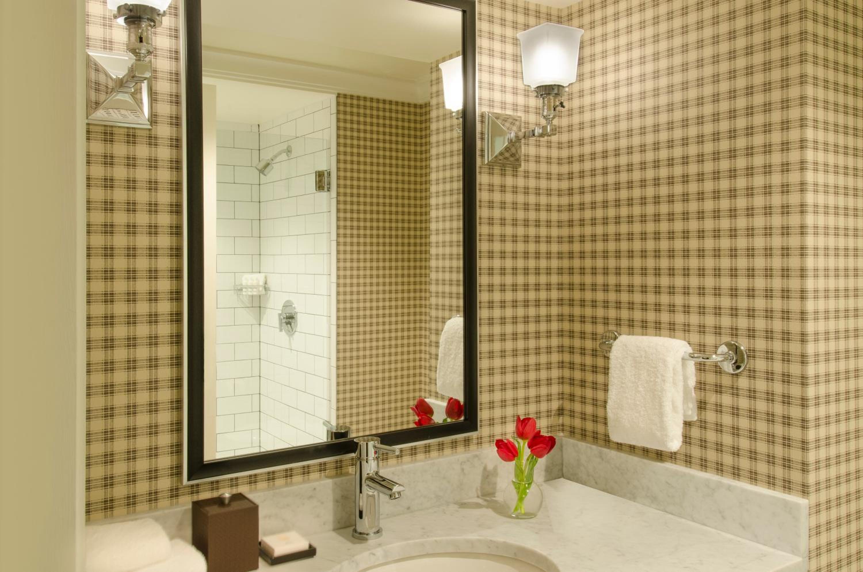 King Room with Mobility Accessible Roll-In Shower - Non-Smoking photo 2