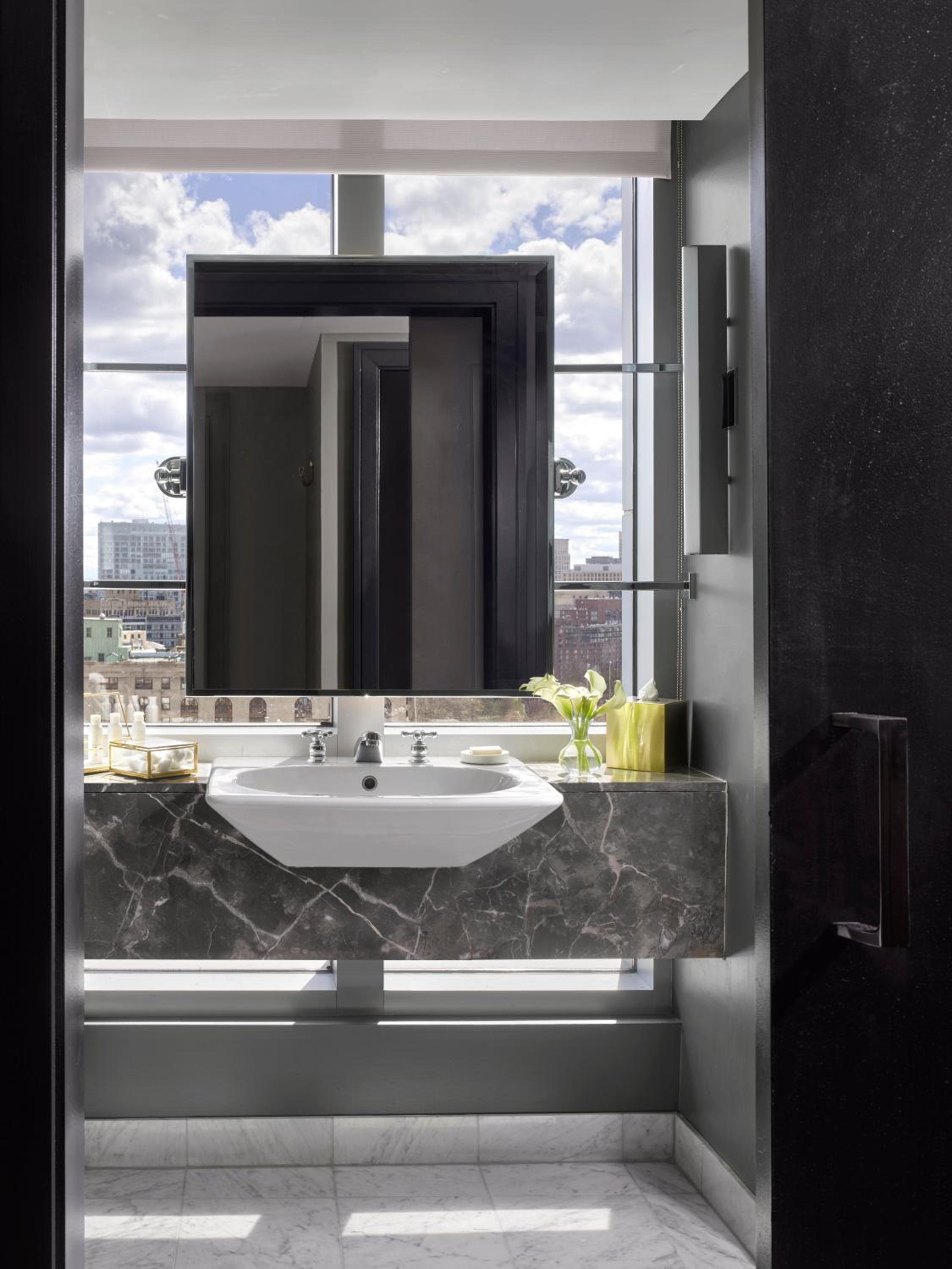 Premium Corner King Skyline View - Photo 3