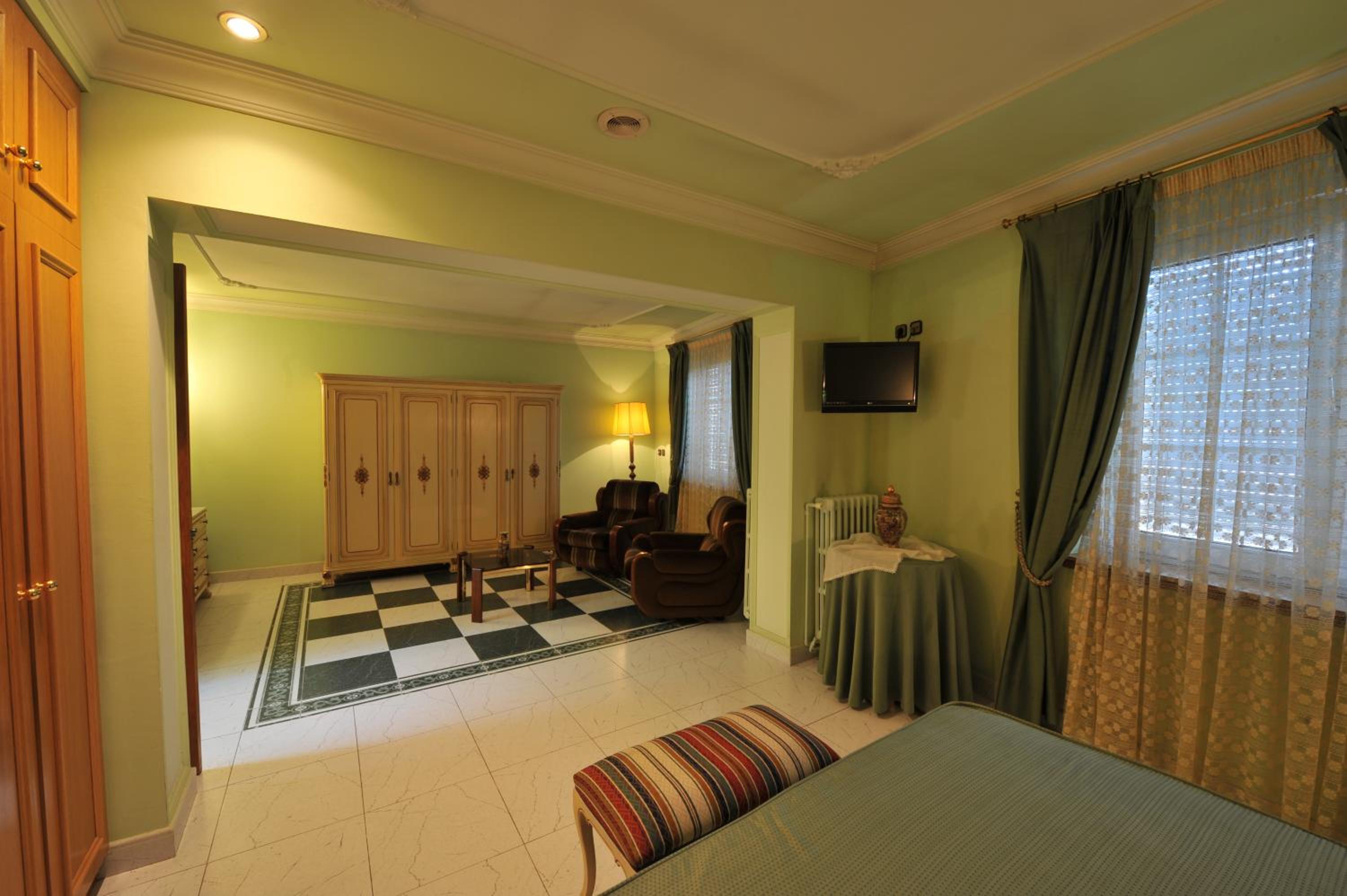 Double or Twin Room - Photo 4