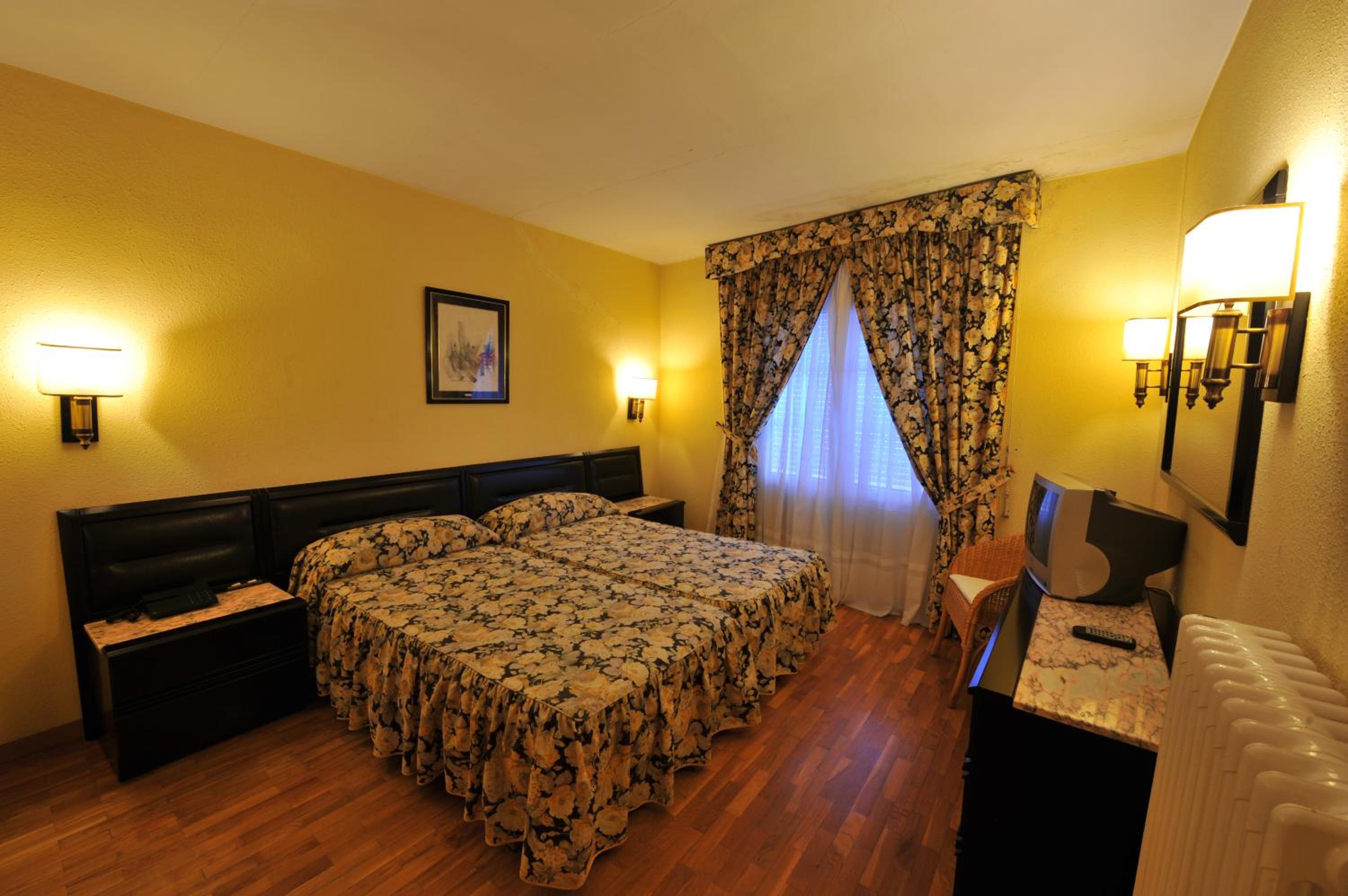 Double or Twin Room - Photo 1
