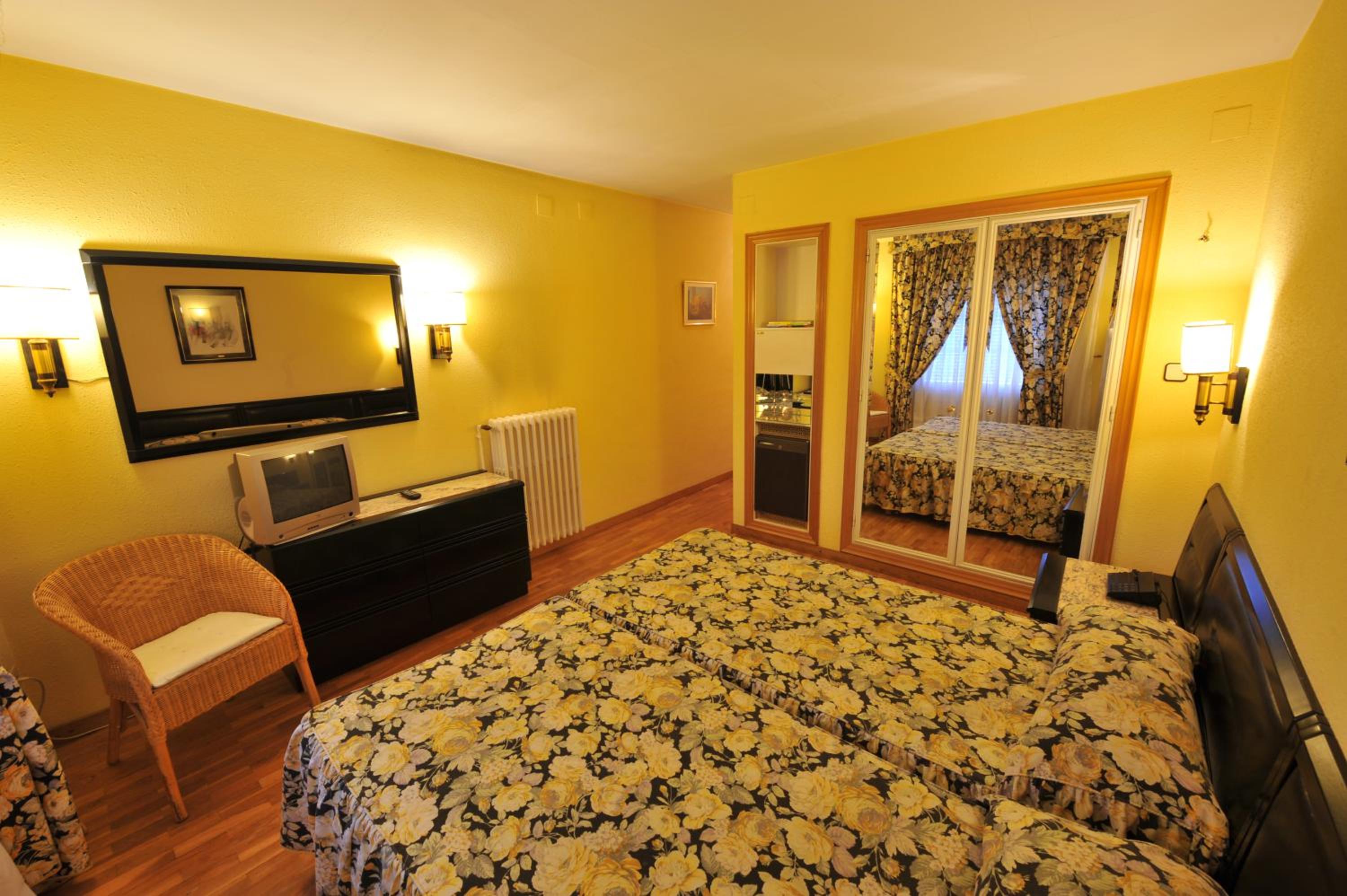 Double or Twin Room - Photo 3