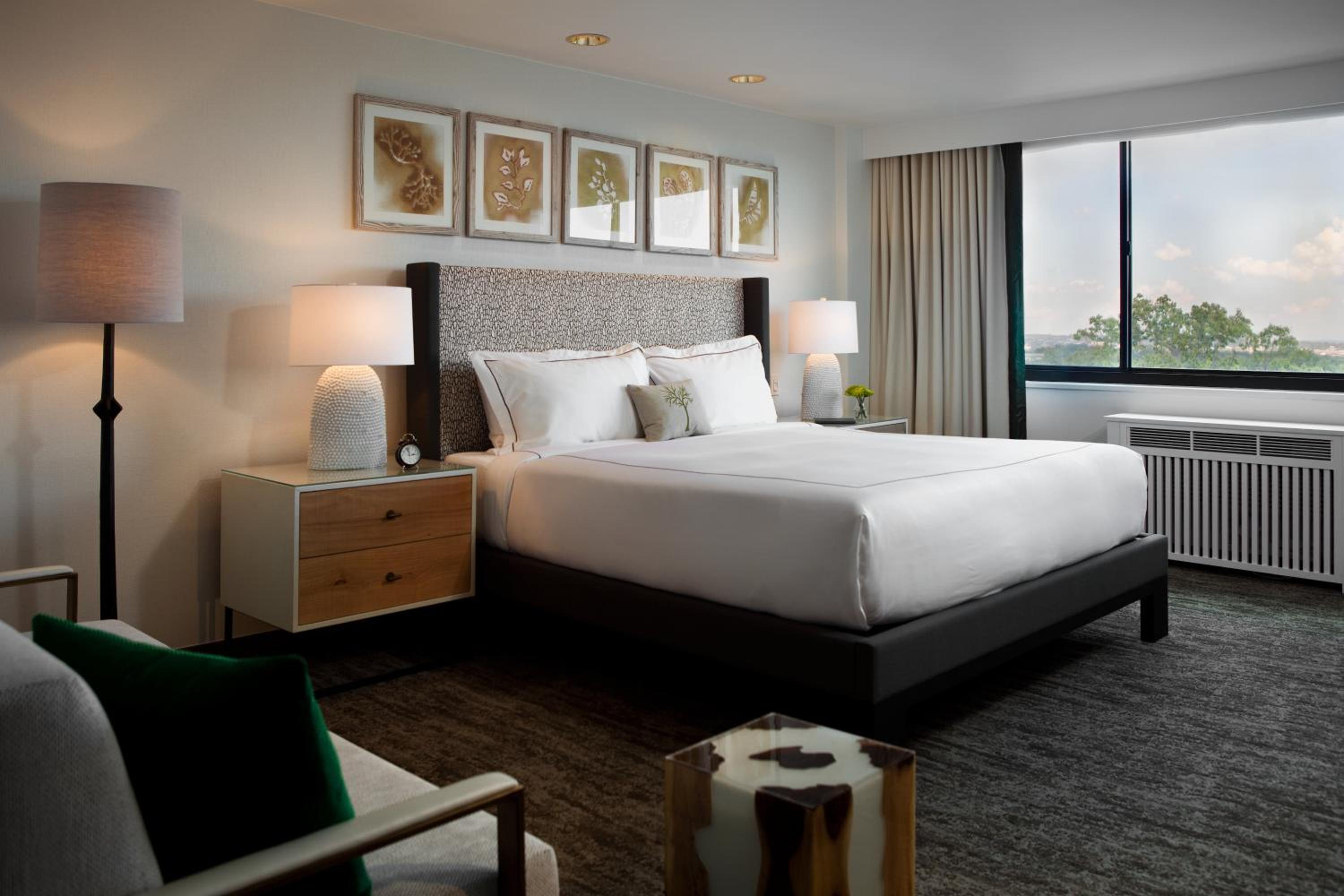 King Room with City View - Photo 6