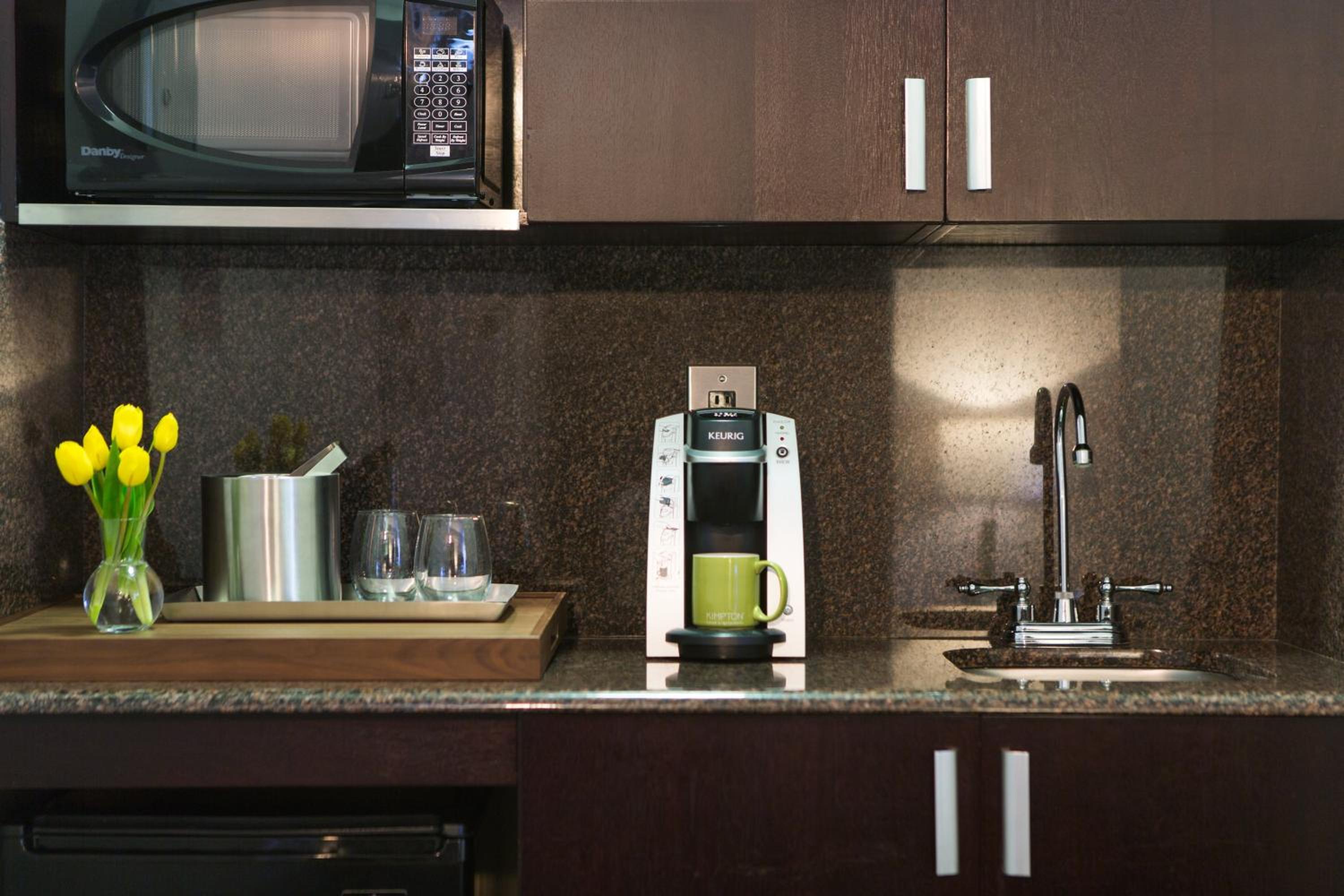King Studio with Kitchenette - Photo 2