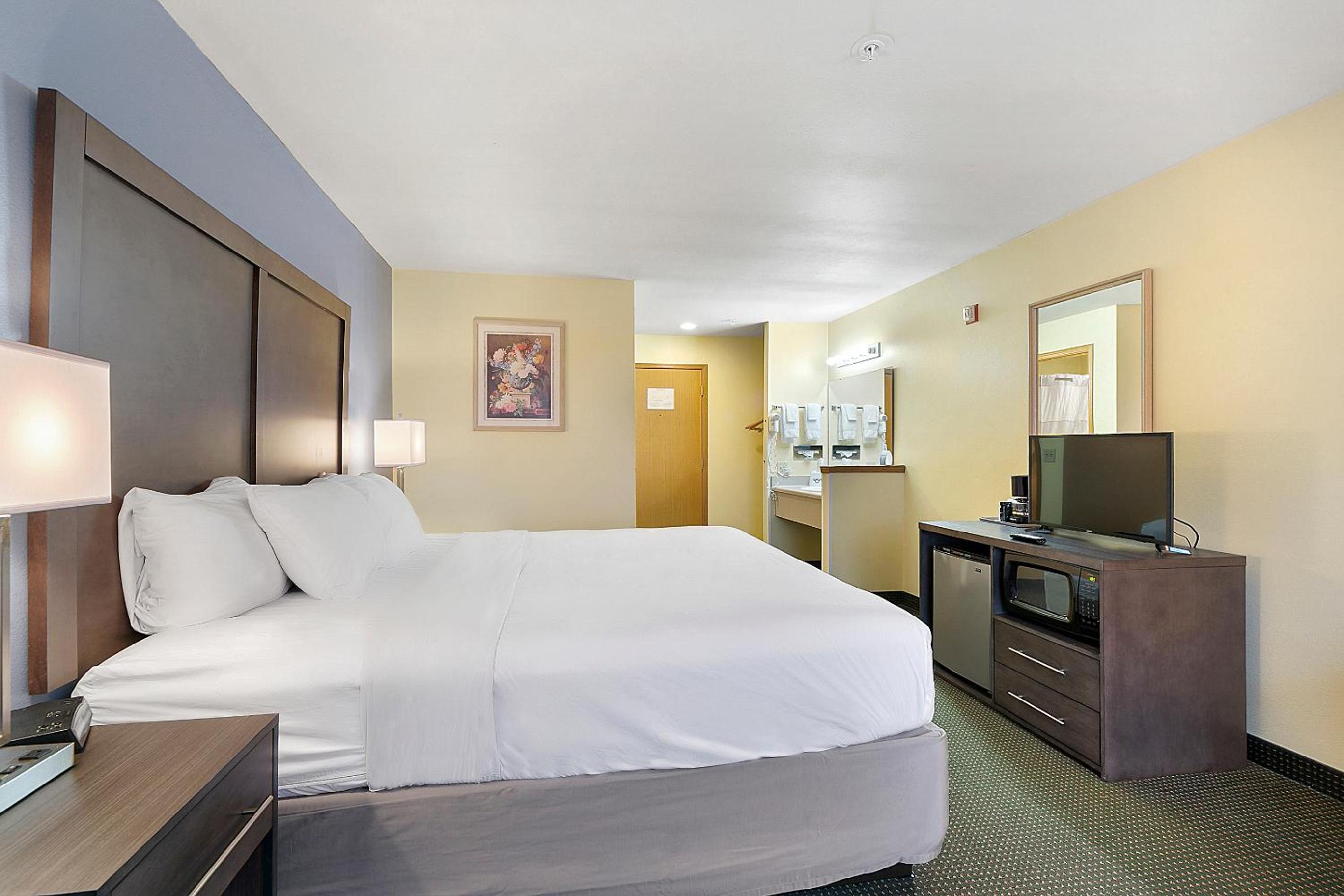 King Room - Non-Smoking - Photo 2