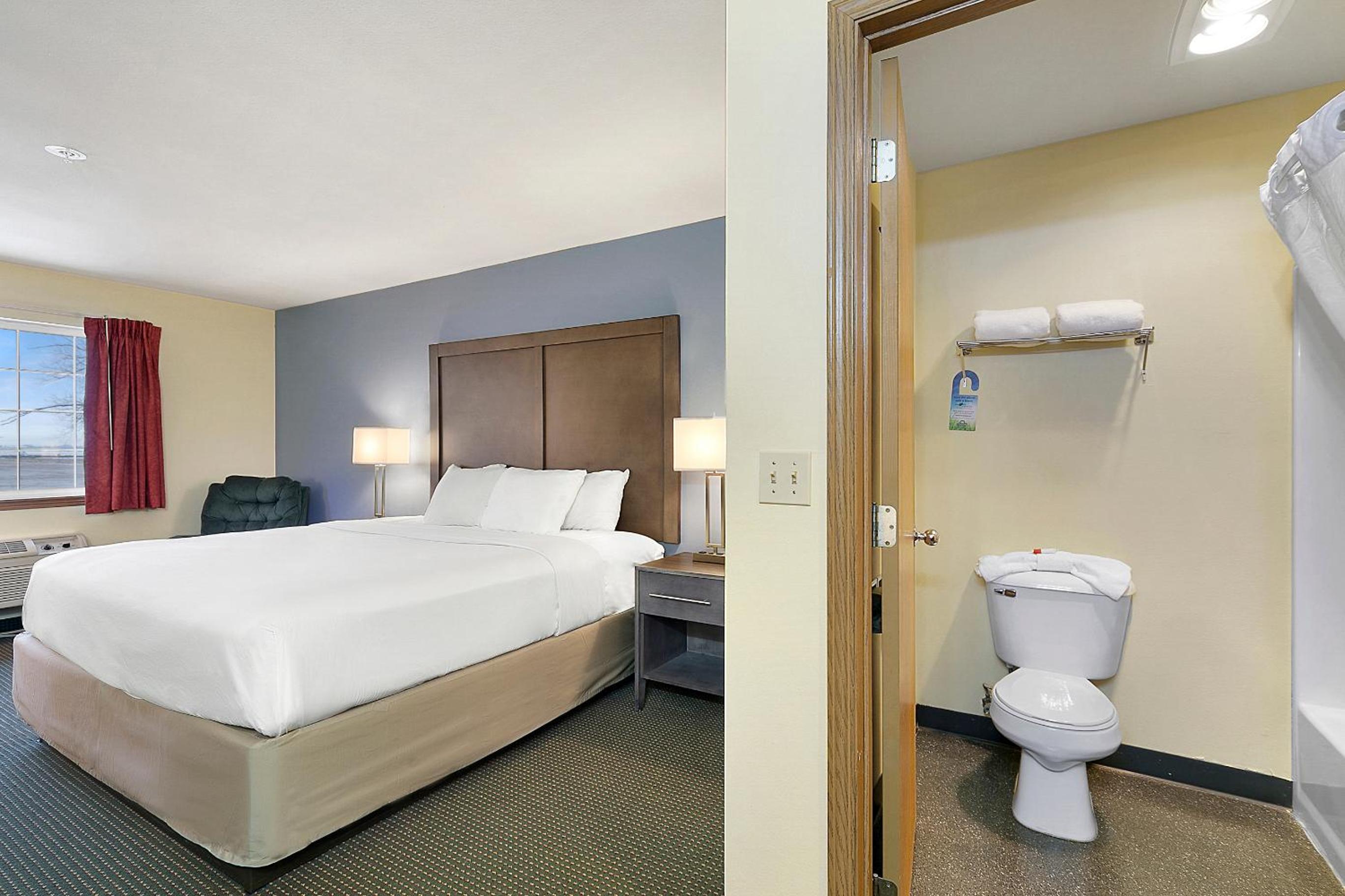 King Room - Non-Smoking - Photo 3