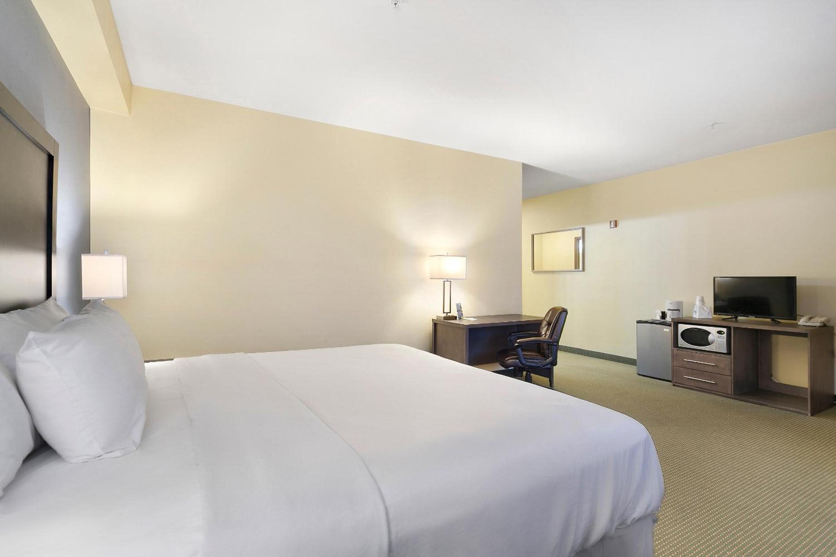 King Suite - Non-Smoking - Photo 2