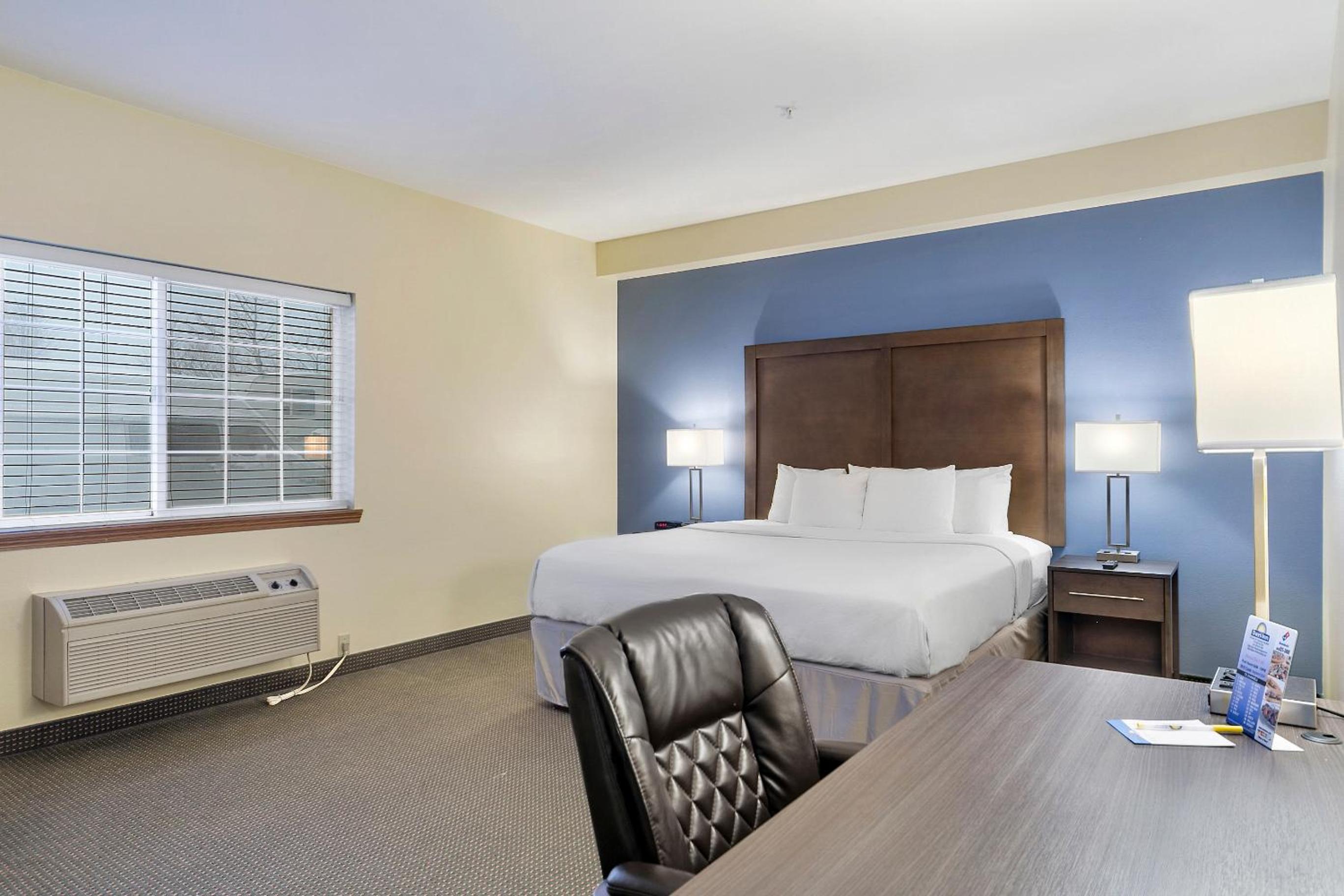 King Suite - Non-Smoking - Photo 3