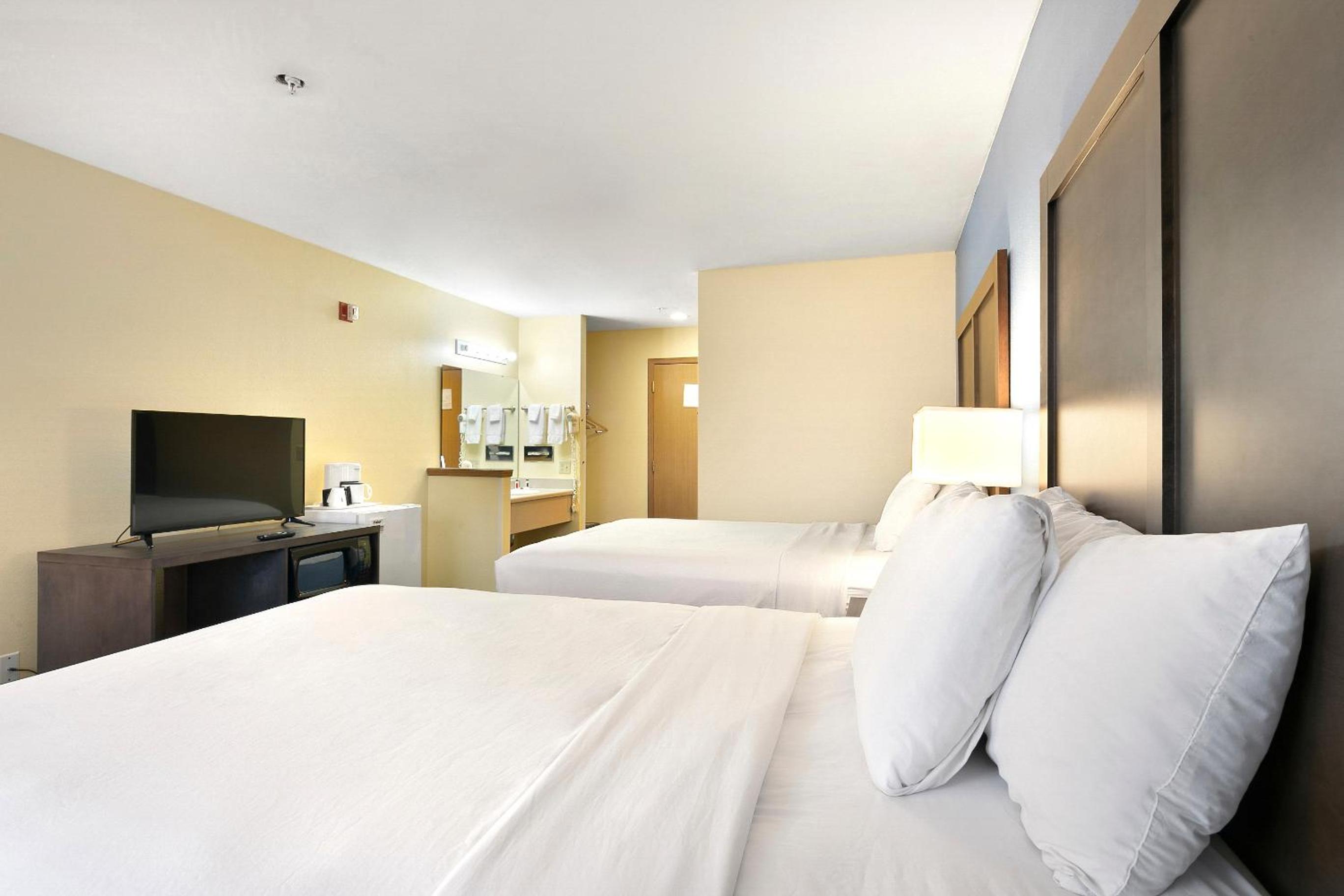 Queen Room with Two Queen Beds - Non-Smoking - Photo 5