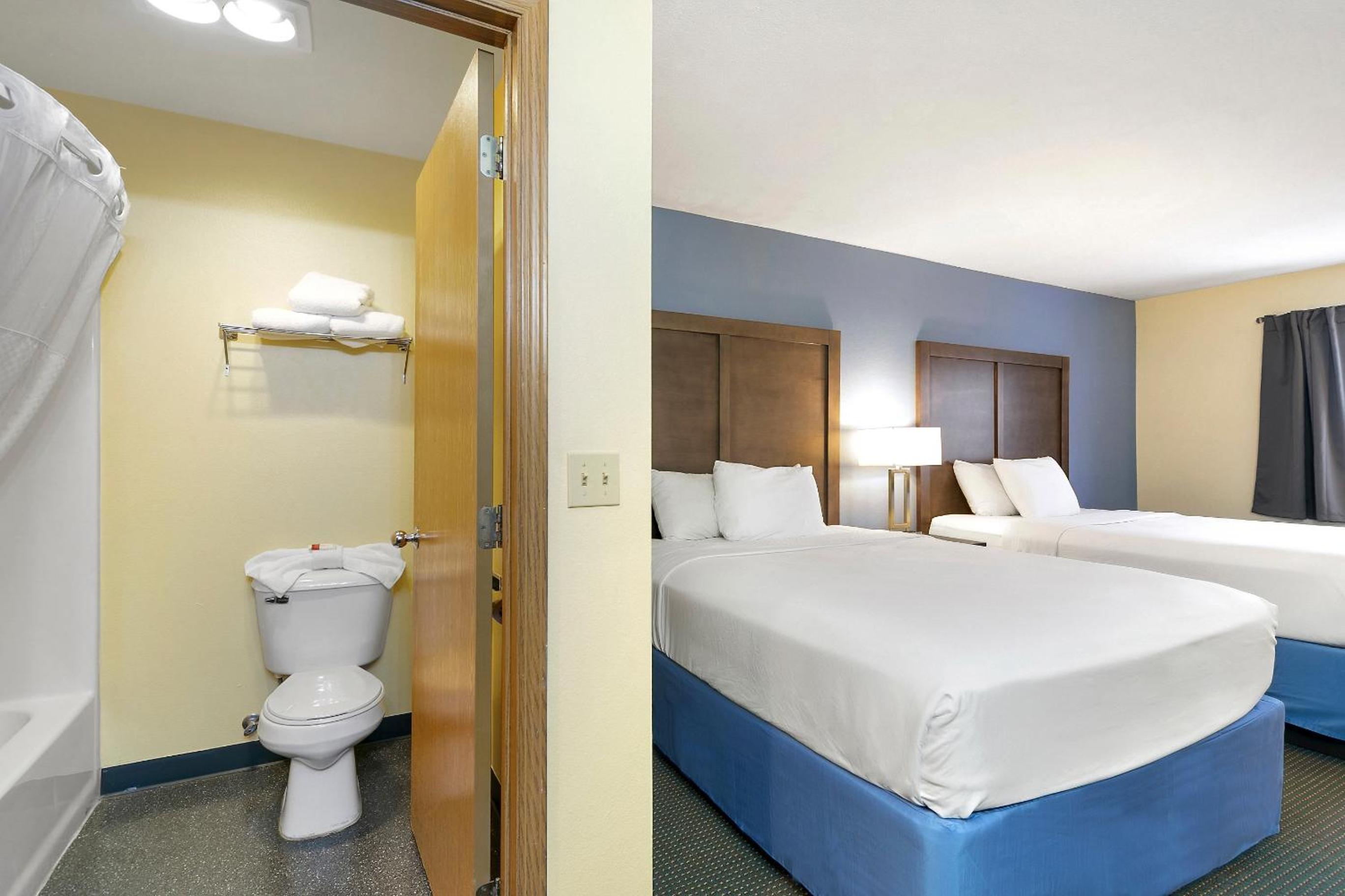 Queen Room with Two Queen Beds - Non-Smoking - Photo 2