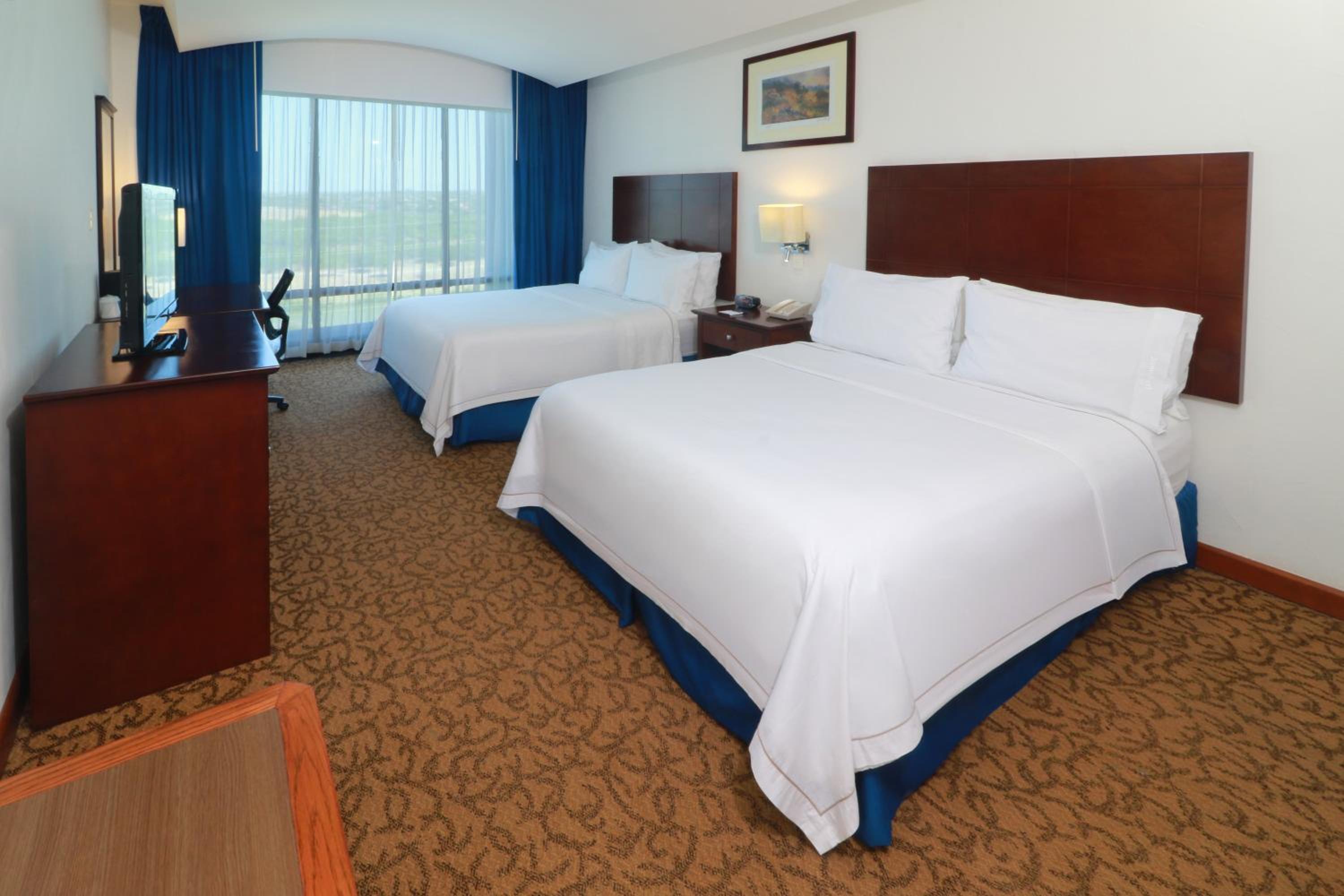 Standard Room with Two Queen Beds - Photo 5