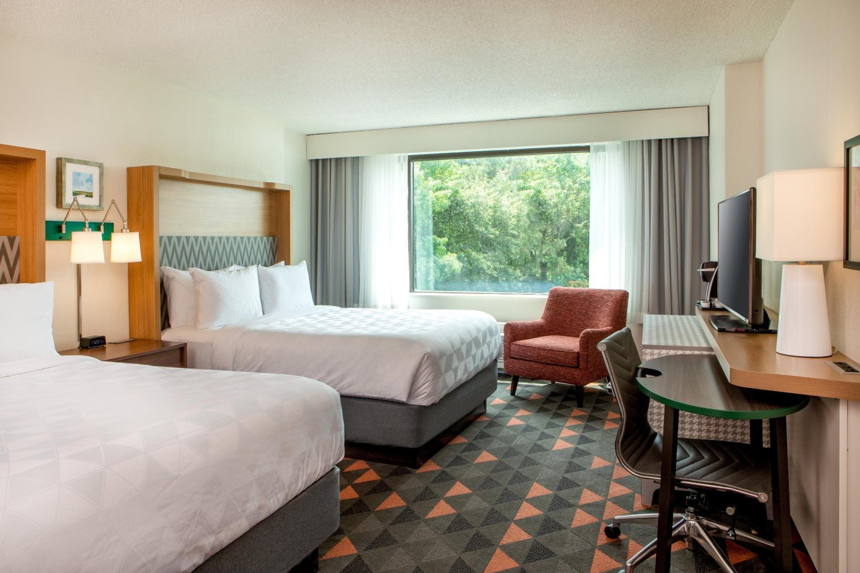 Standard Queen Room with Two Queen Beds - Photo 5