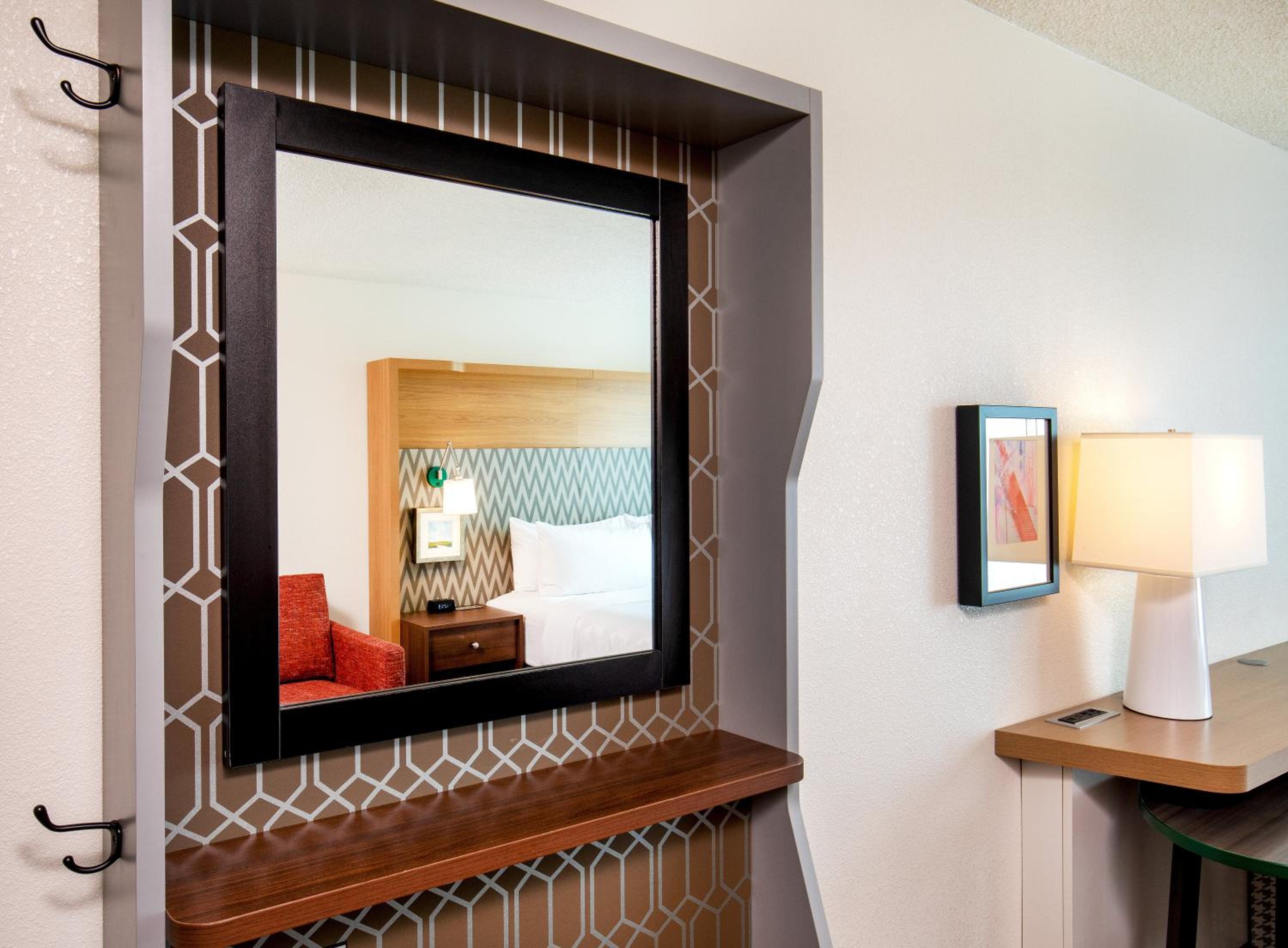 Standard Queen Room with Two Queen Beds - Photo 4