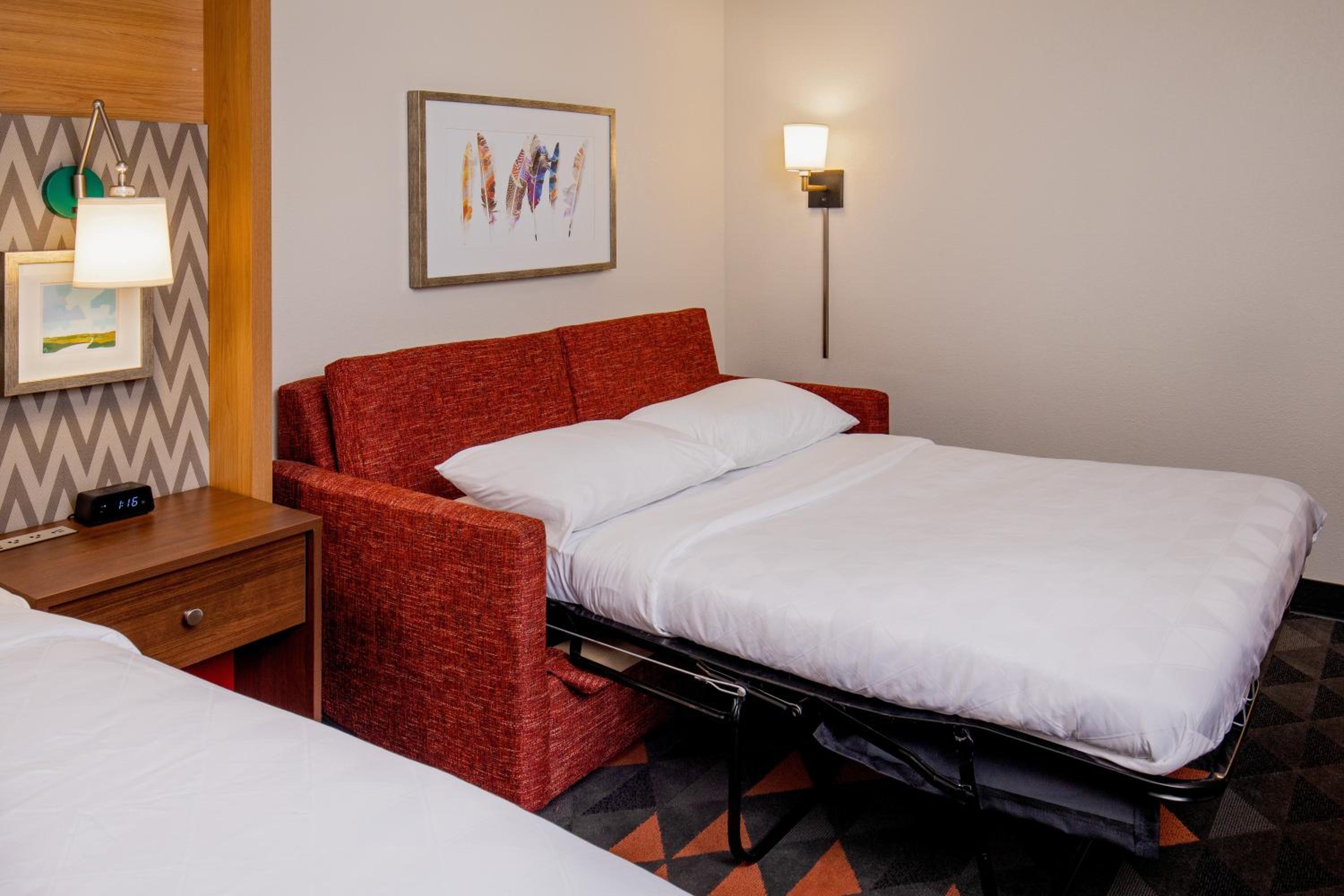Standard King Room with Sofa Bed - Non-Smoking - Photo 4