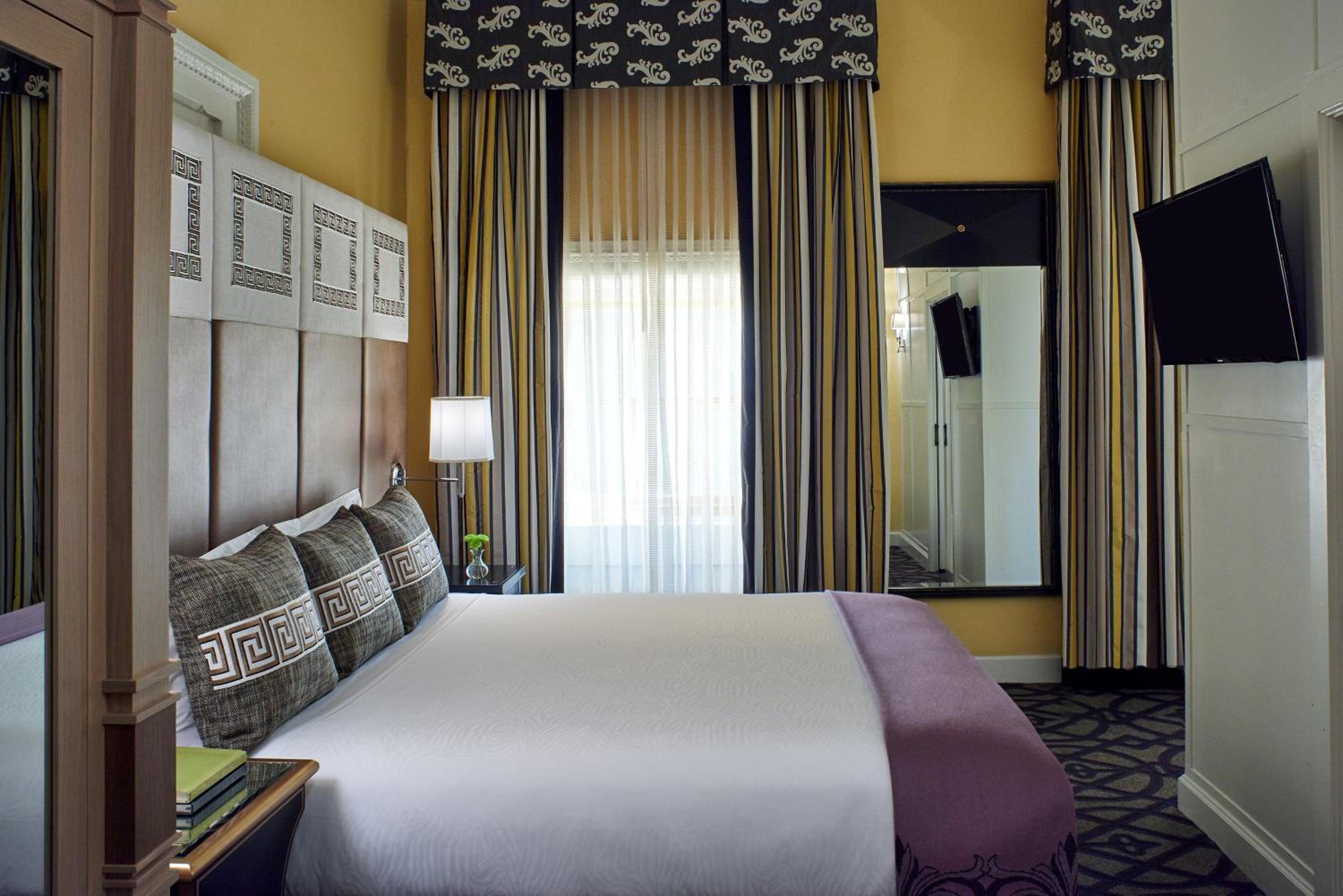 Premium King Room photo 3