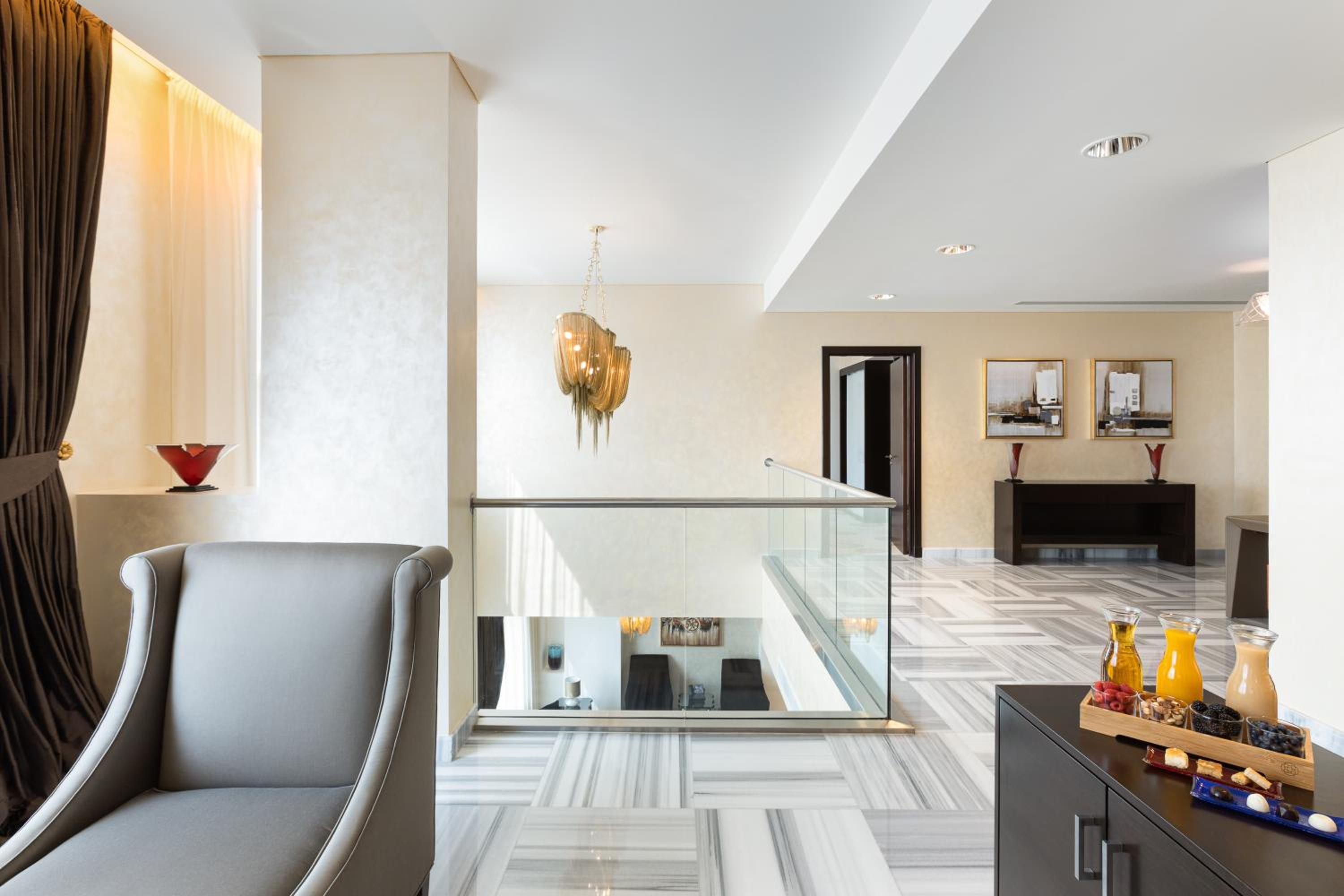 Royal Suite with Lounge Access thumbnail 5