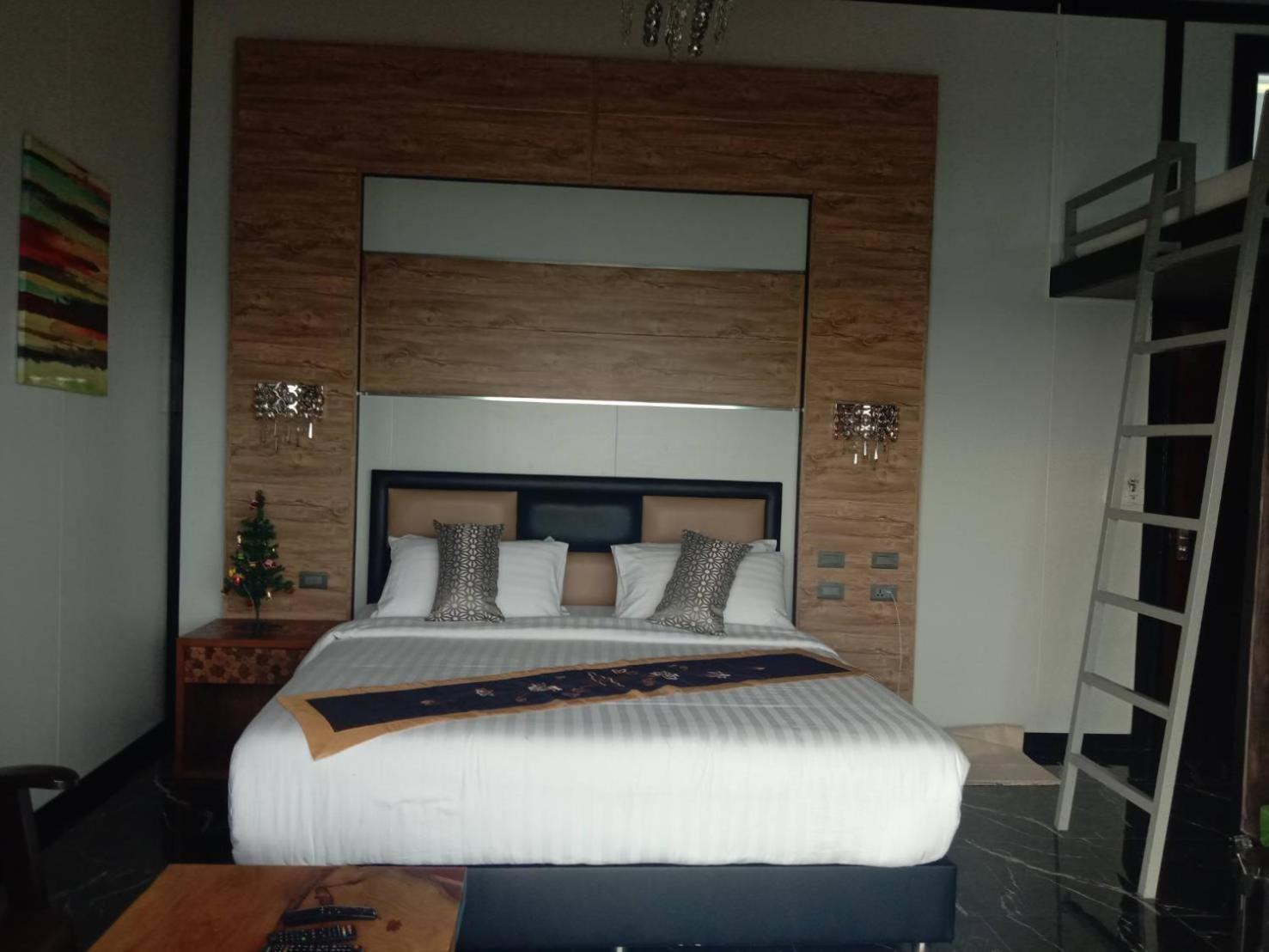 Suite - Photo 5