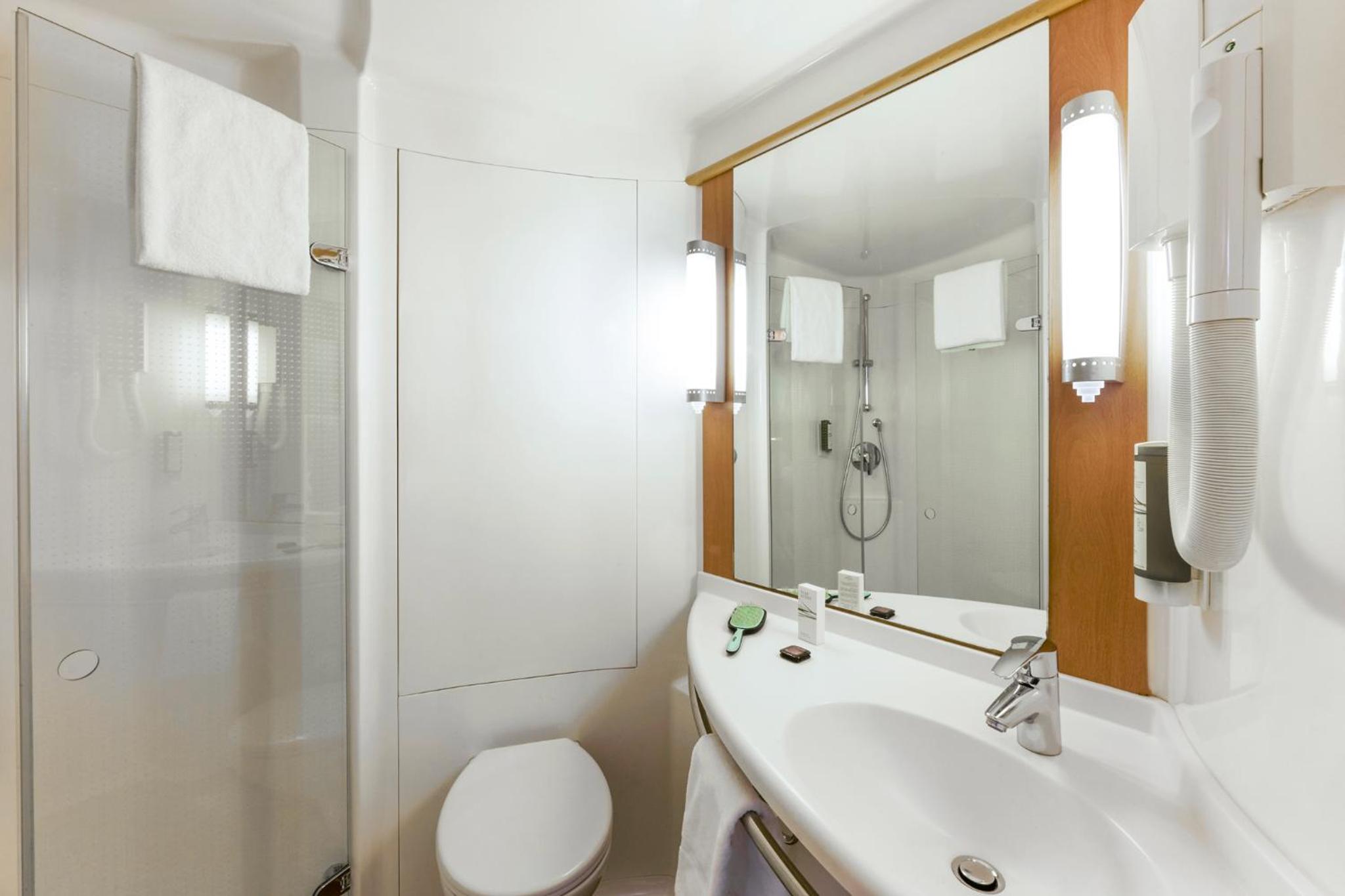 Standard Room With A Double Bed Or Two Single Beds - Photo 8