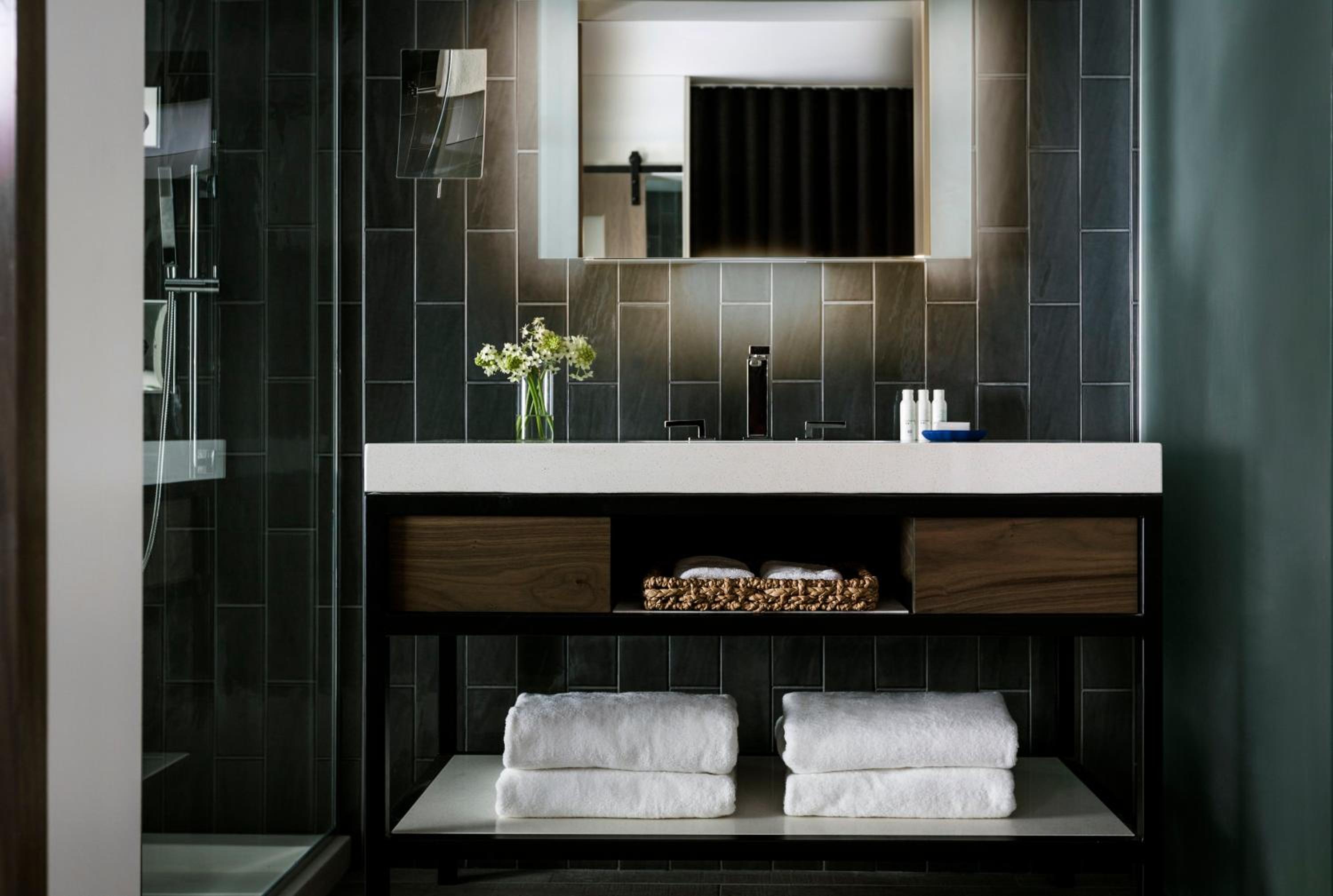 King Room with Mobility Accessible Roll-In Shower - Non-Smoking thumbnail 6