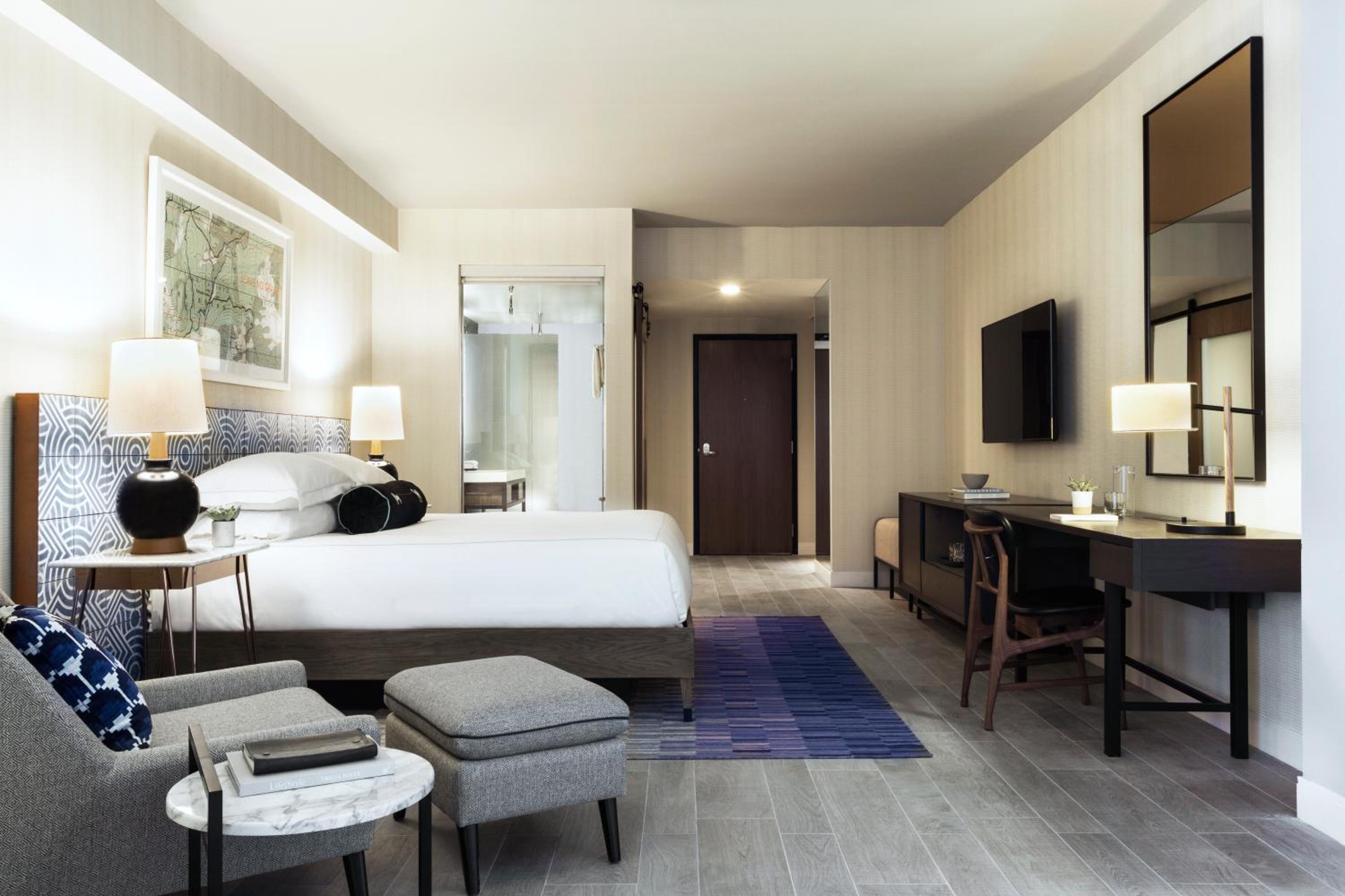 Premium Queen Room with Two Queen Beds and Mountain View thumbnail 6