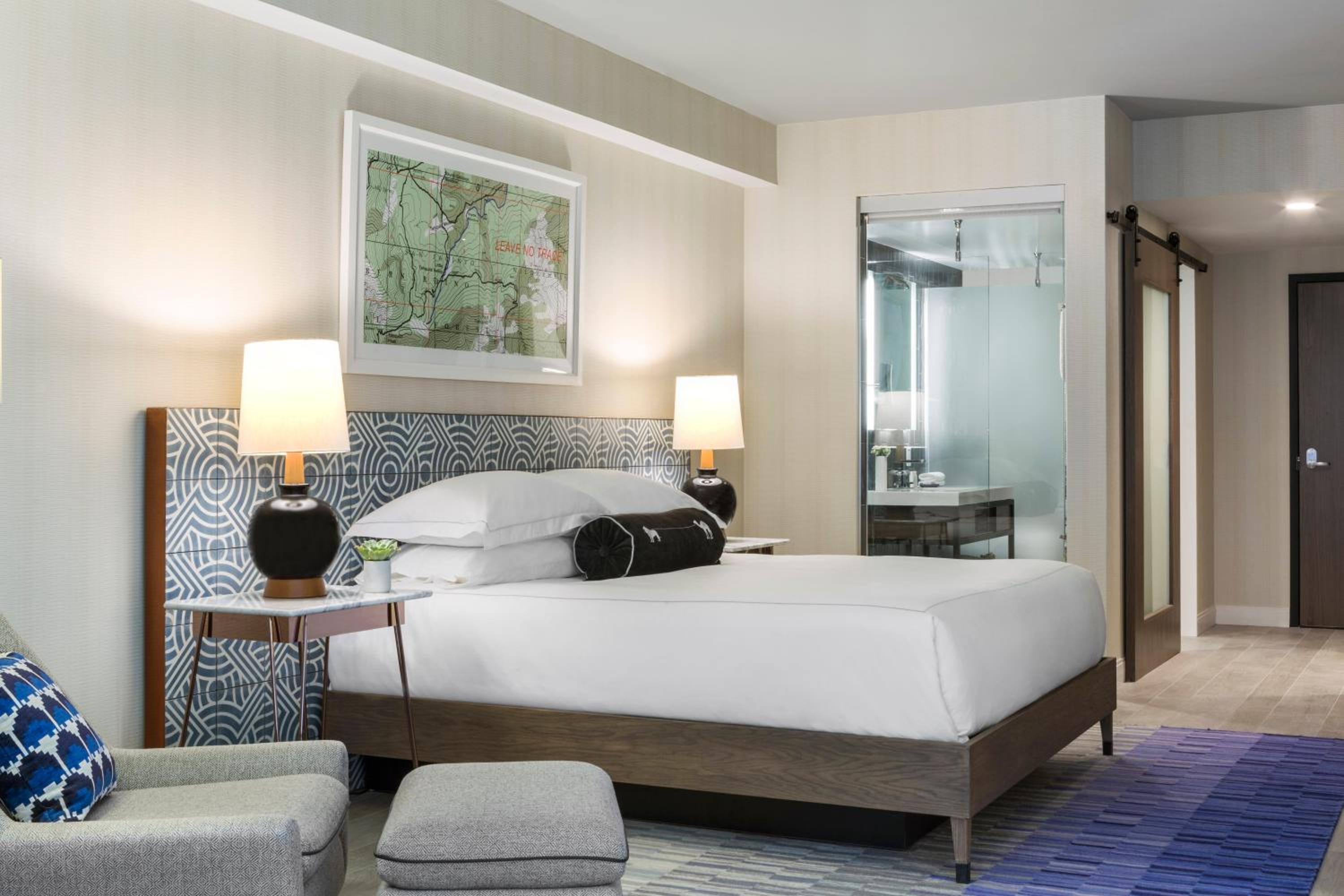 King Room with Mobility Accessible Roll-In Shower - Non-Smoking thumbnail 5