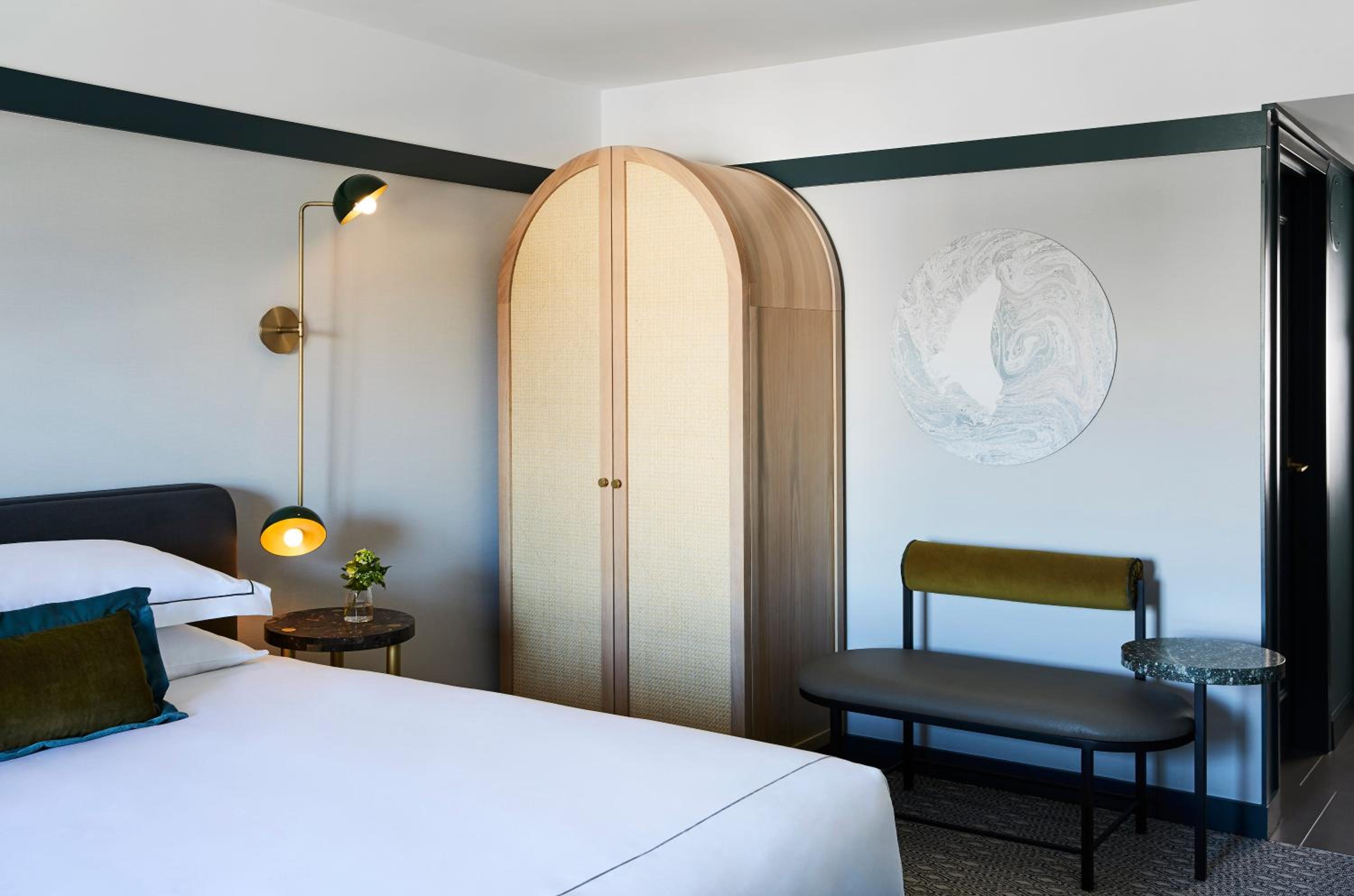One-Bedroom Suite with Roll In Shower - Mobility Accessible - Photo 1