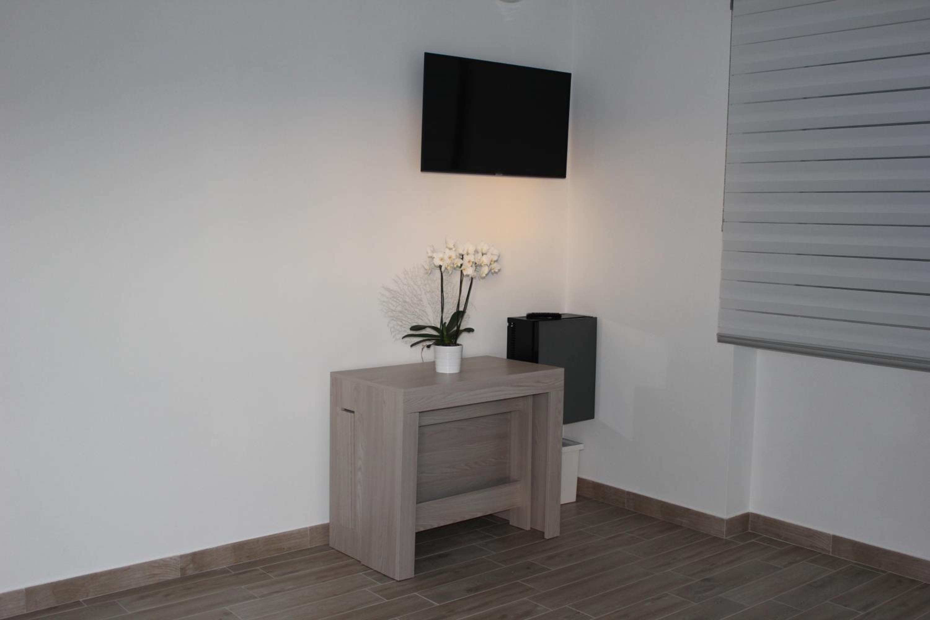 Deluxe Double Room with Sea View - Photo 18