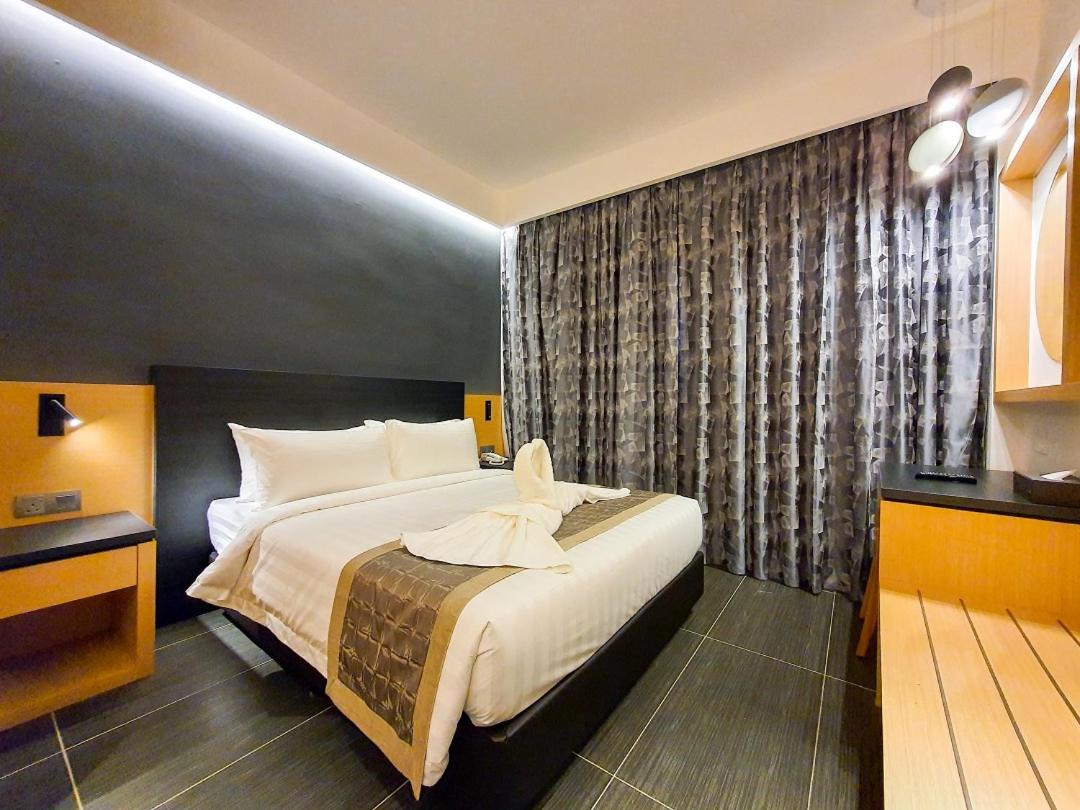 Deluxe Queen Room - Photo 2