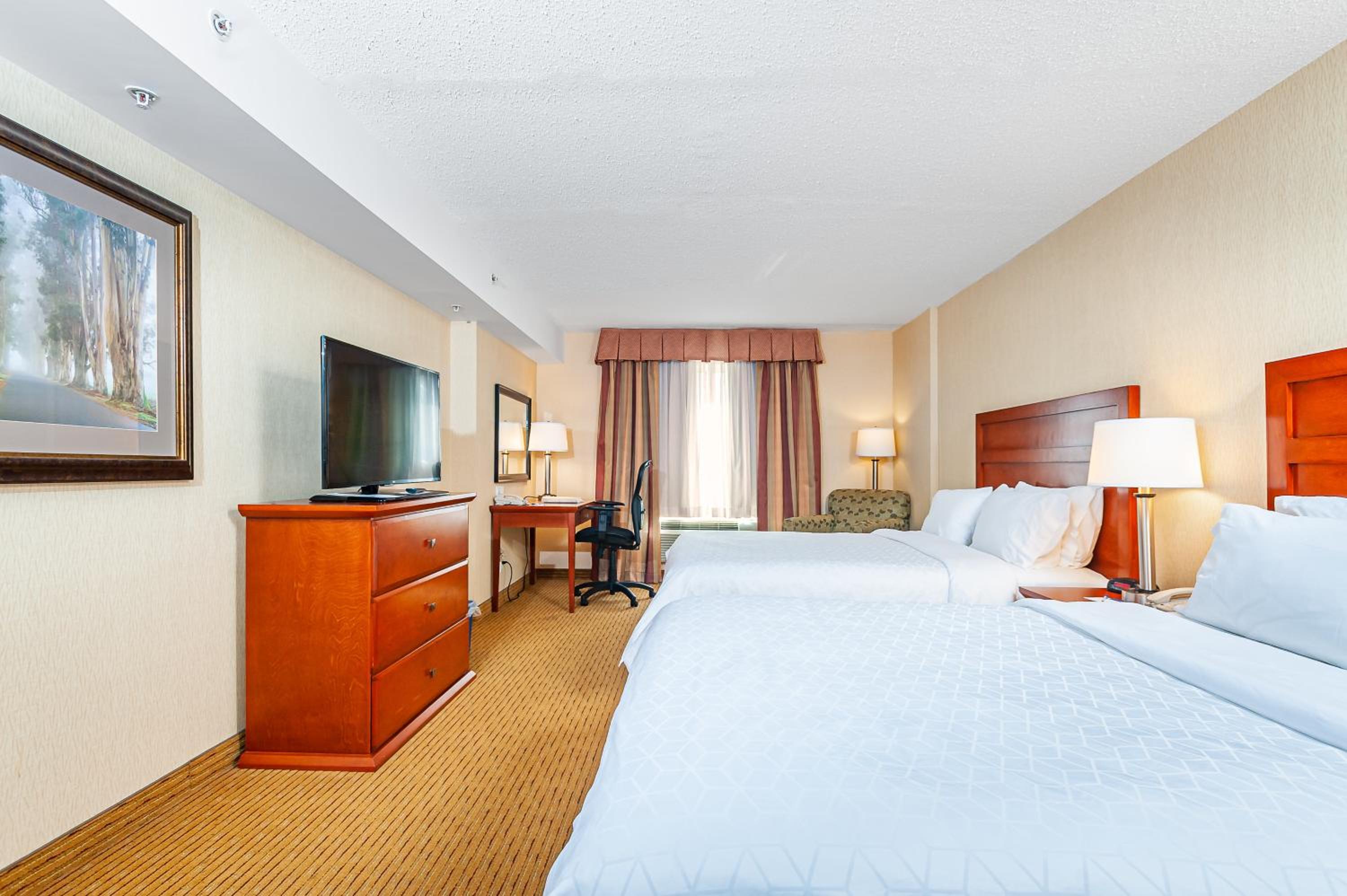 Queen Suite with Two Queen Beds - Photo 3