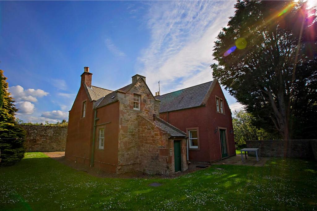 Four-Bedroom House photo 2
