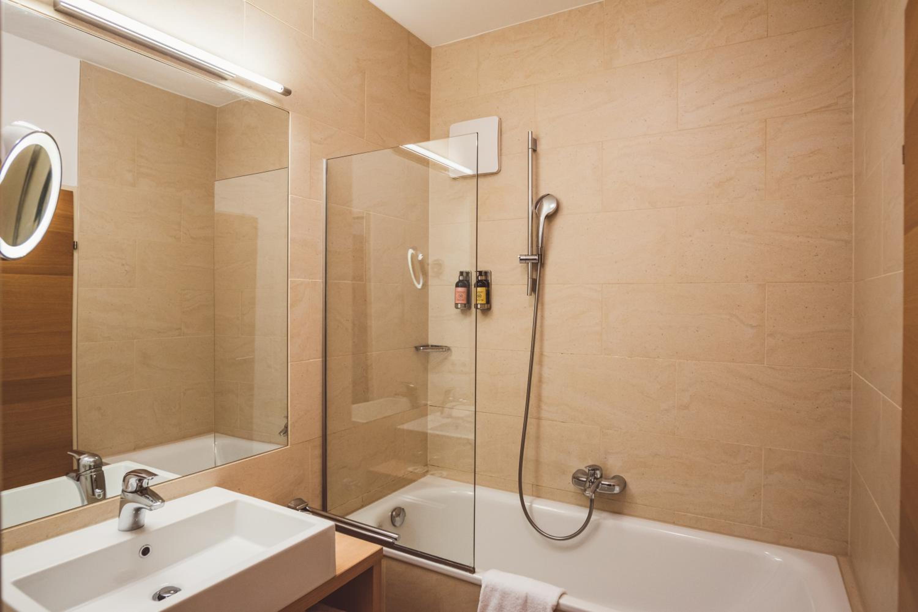 Deluxe Double or Twin Room - Photo 5