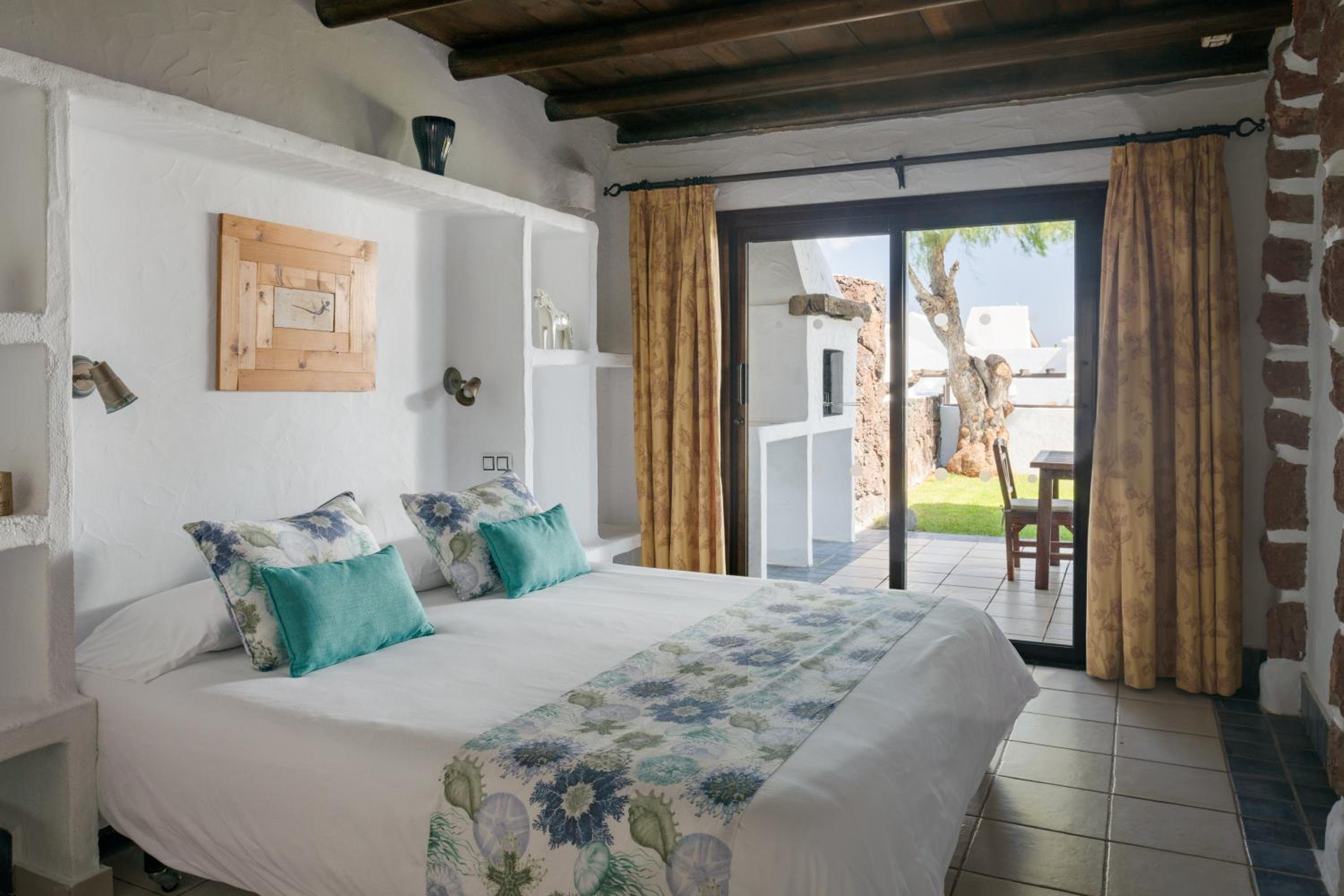 Five-Bedroom Villa with Partial Sea View - Disability Access
