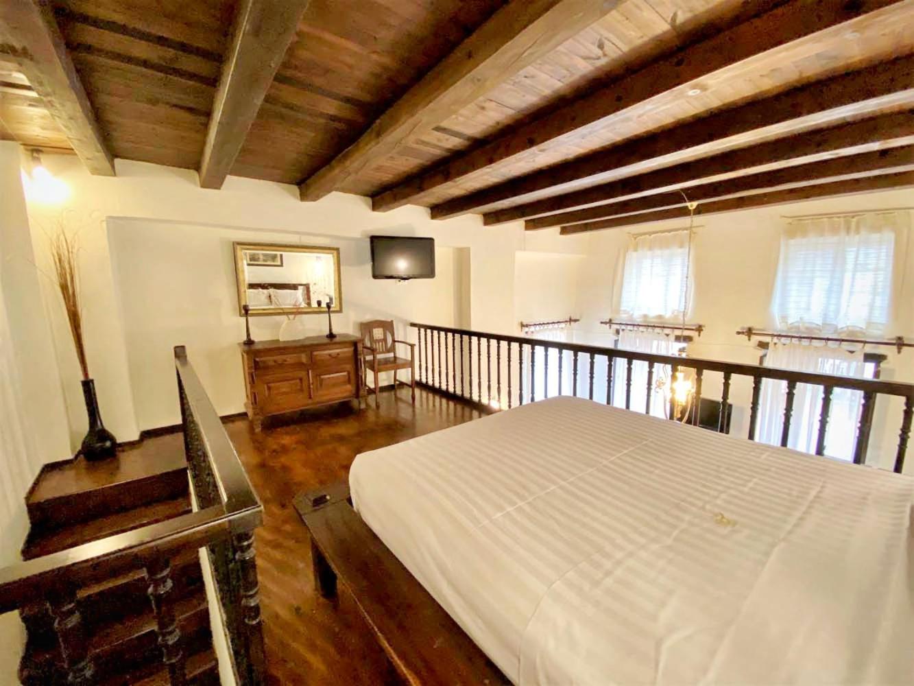Superior Suite - Split Level - Photo 13