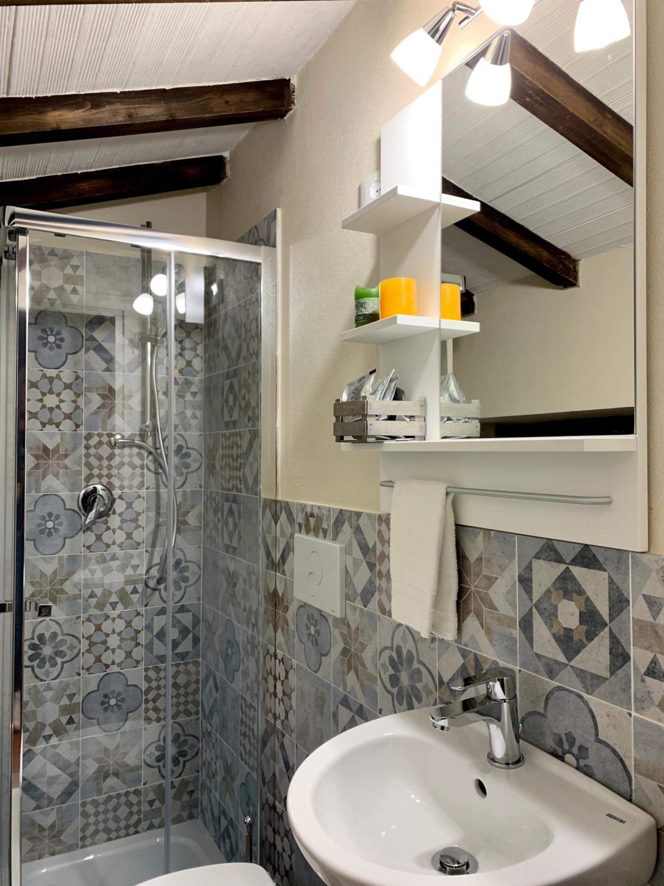 Double Room with Private Bathroom - Photo 3
