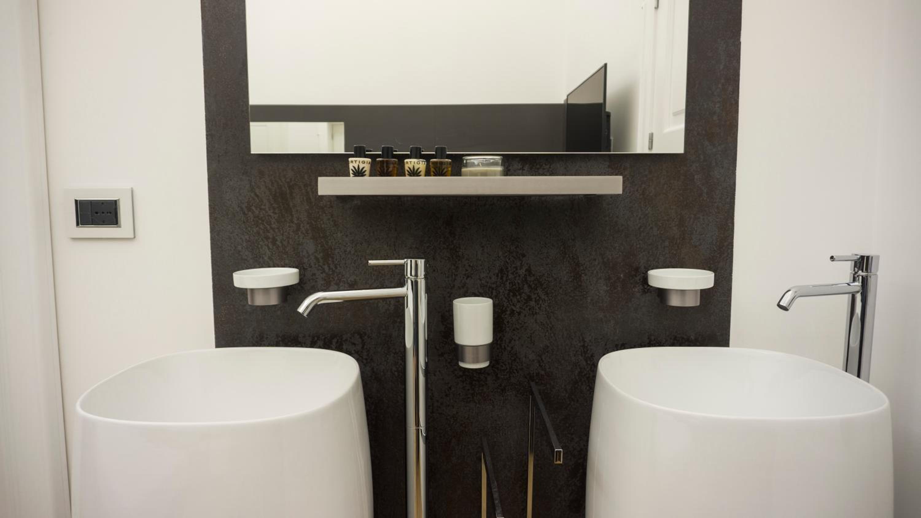 Deluxe King Room - Photo 16