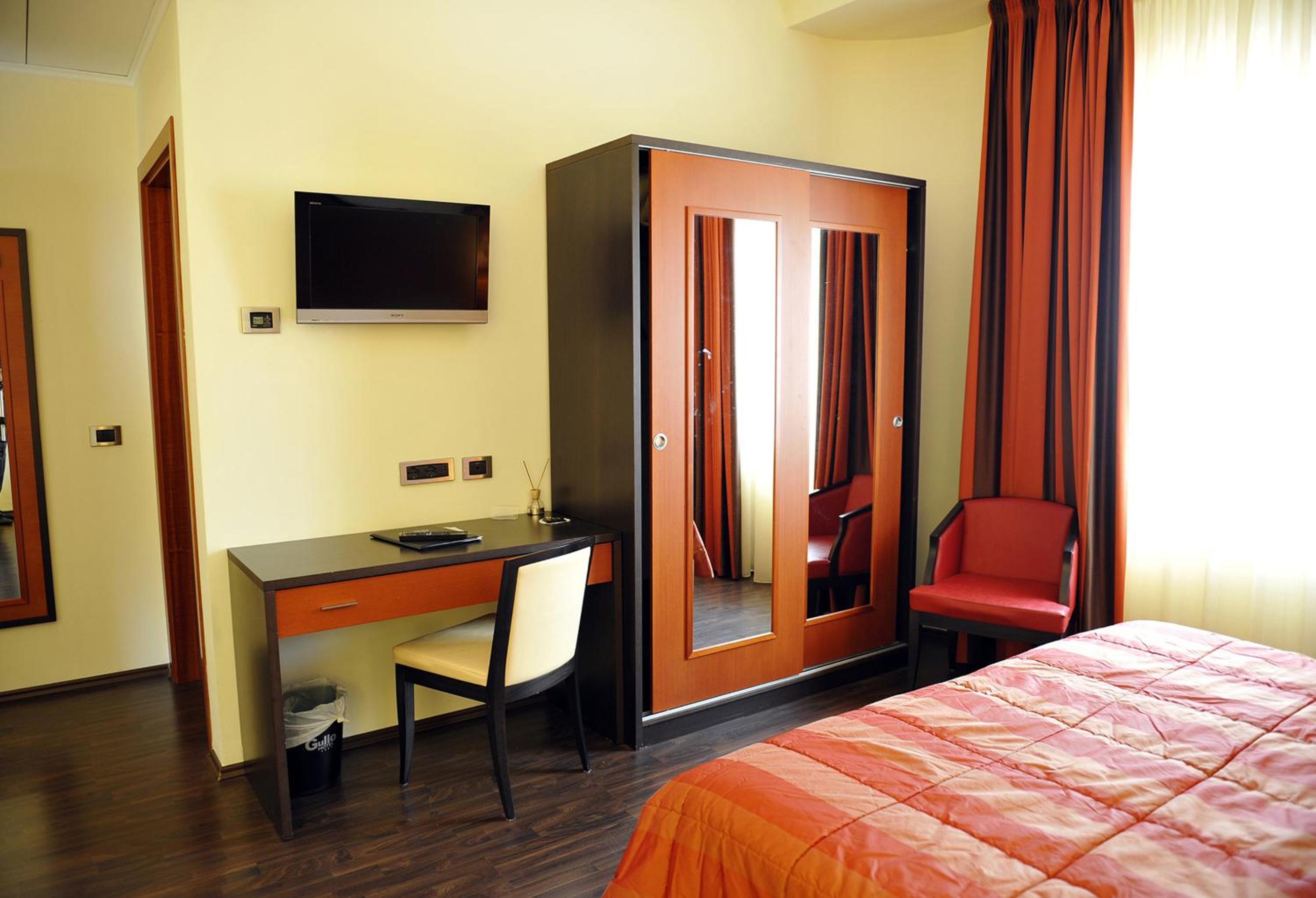 Standard Double Room - Photo 11