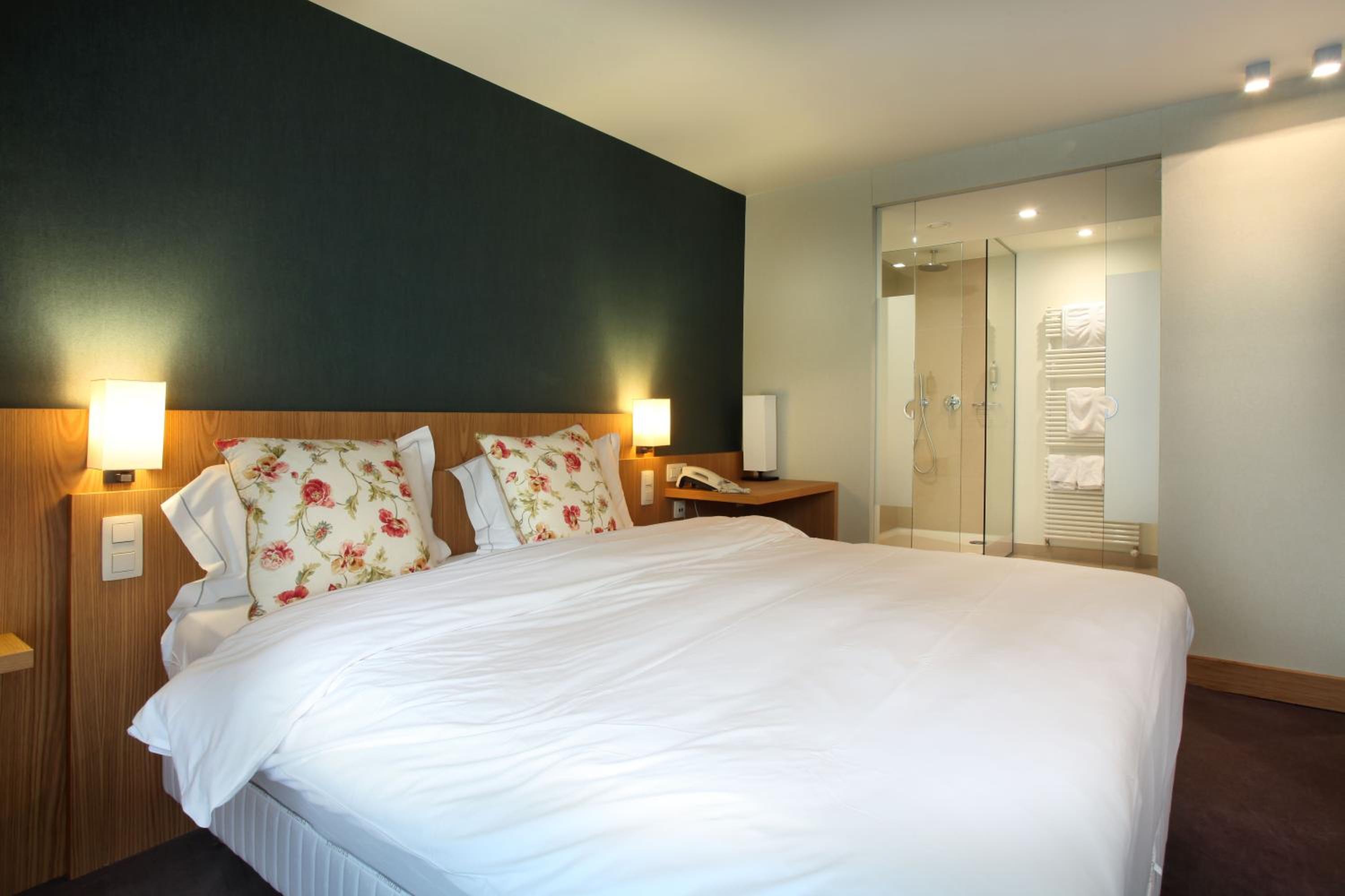 Double or Twin Room with Lake View photo 3