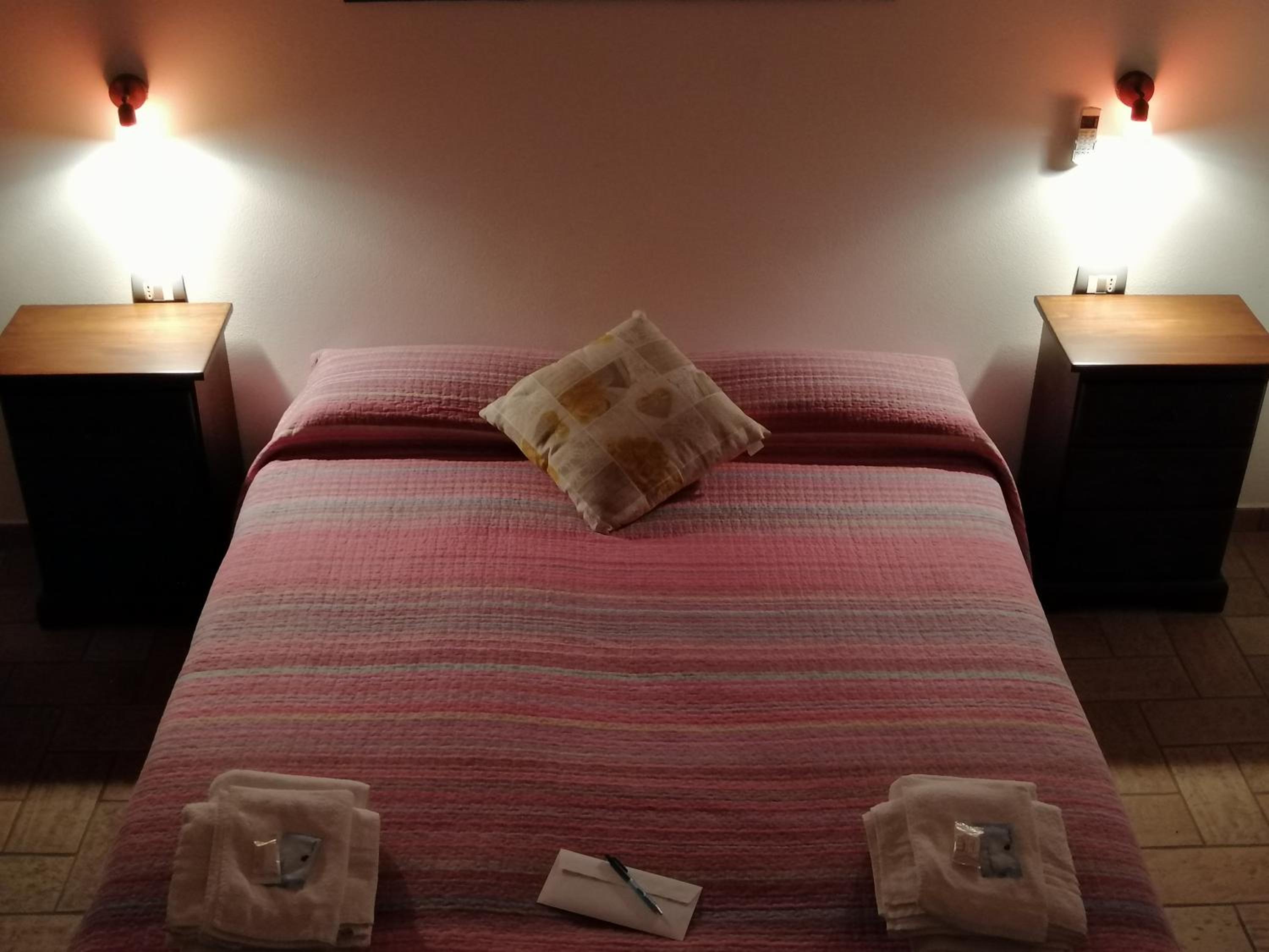 Double Room with Private External Bathroom - Photo 4