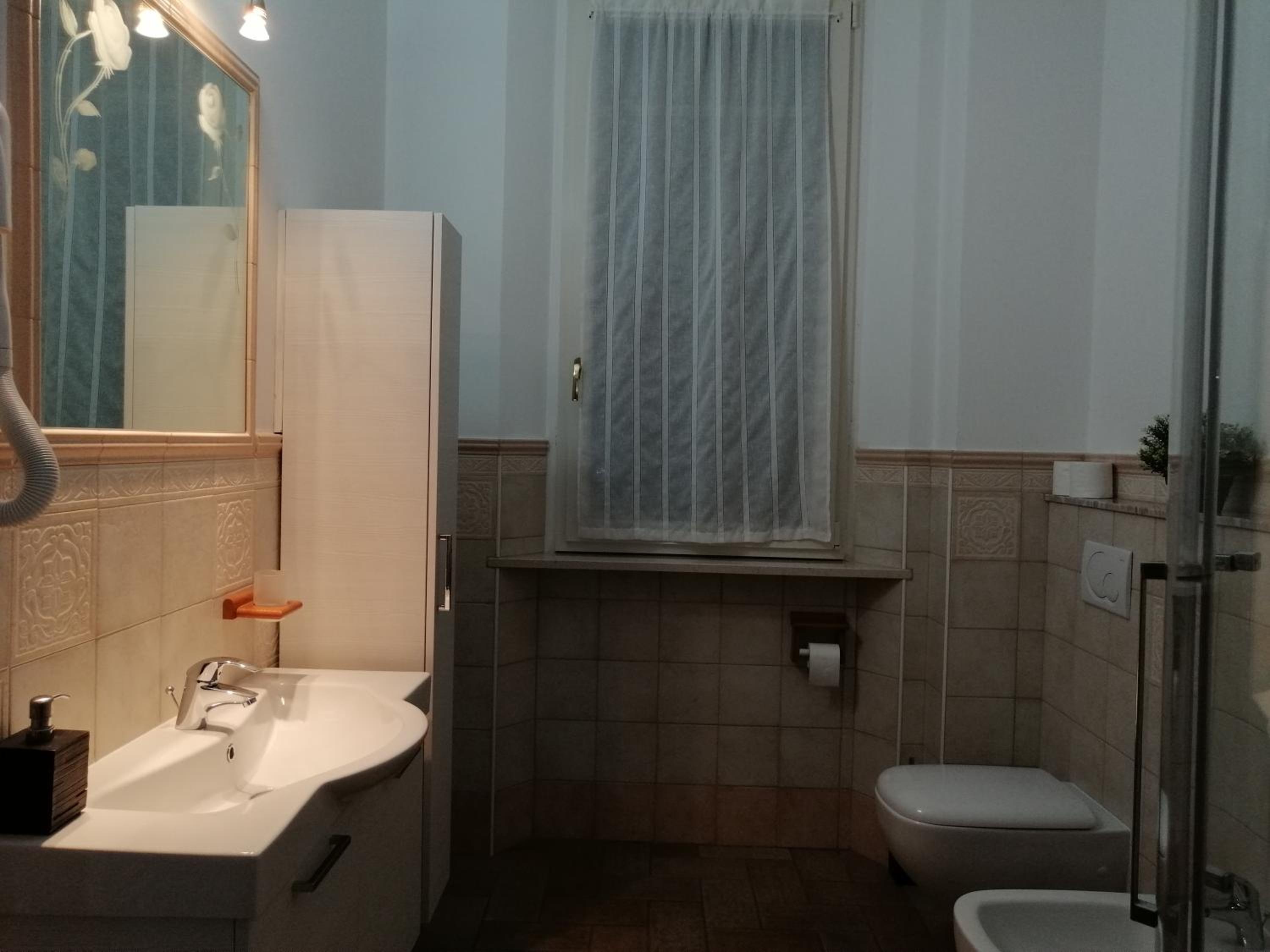 Double Room with Private External Bathroom - Photo 2