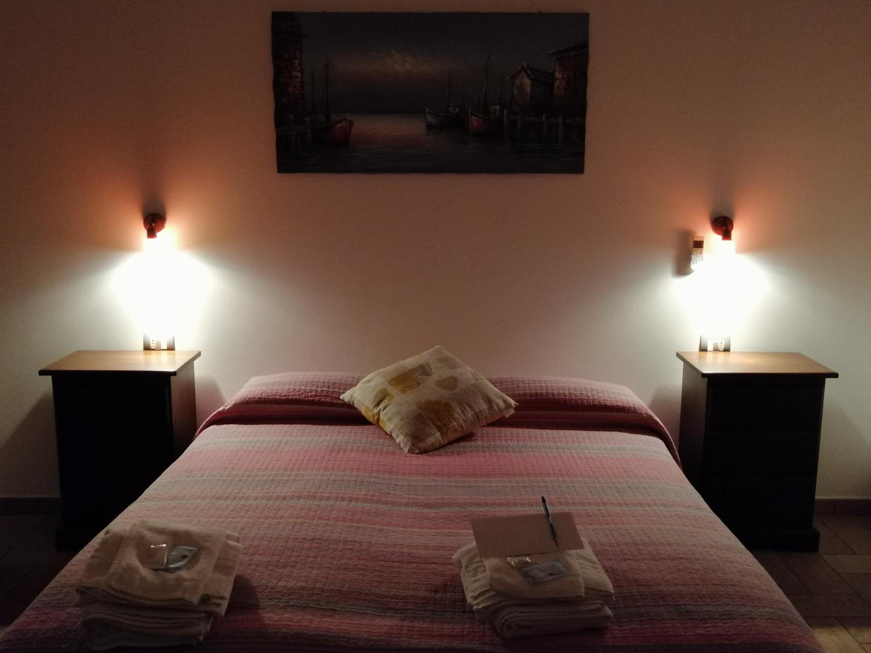 Double Room with Private External Bathroom - Photo 3