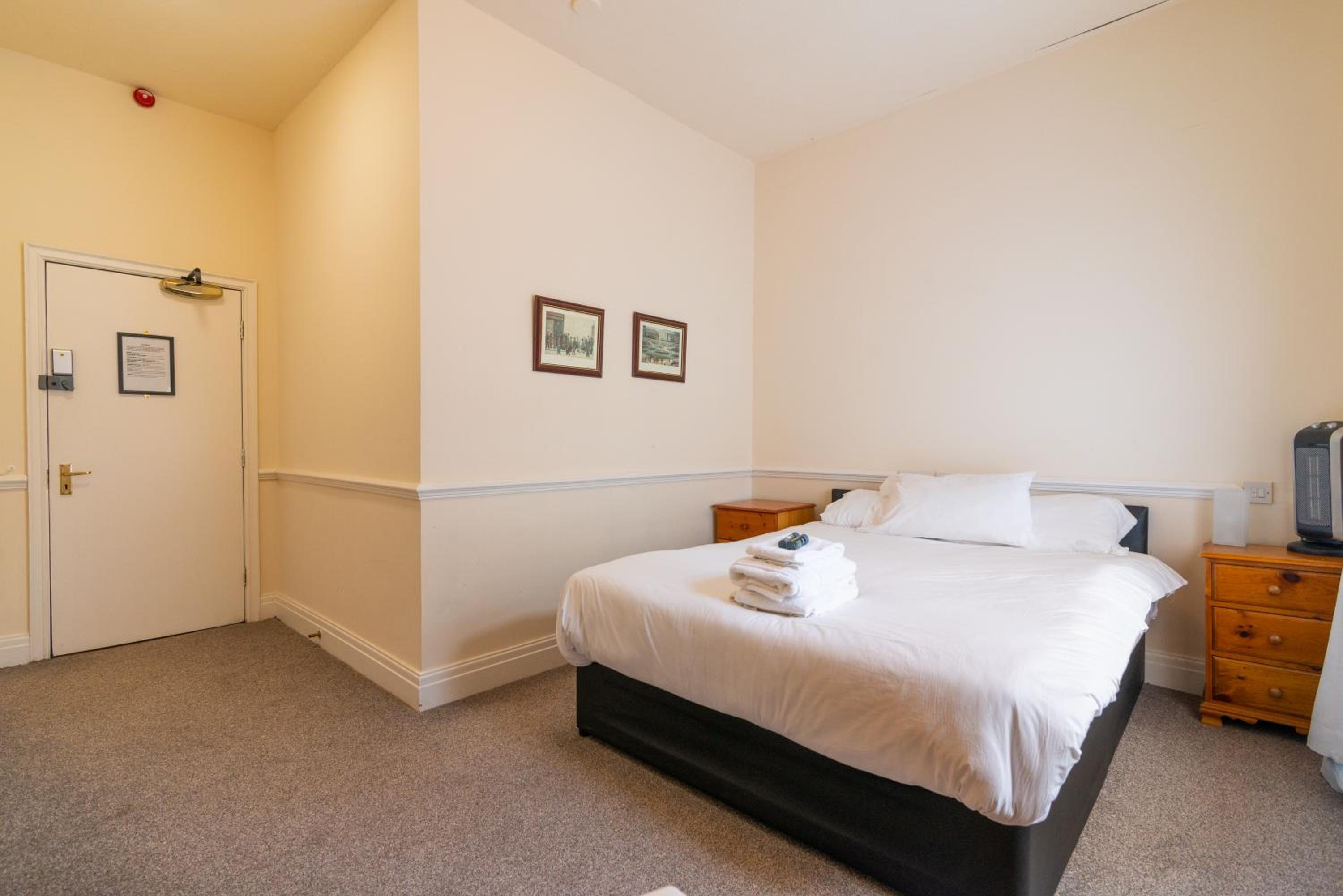 Deluxe Triple Room with Ensuite Bathroom