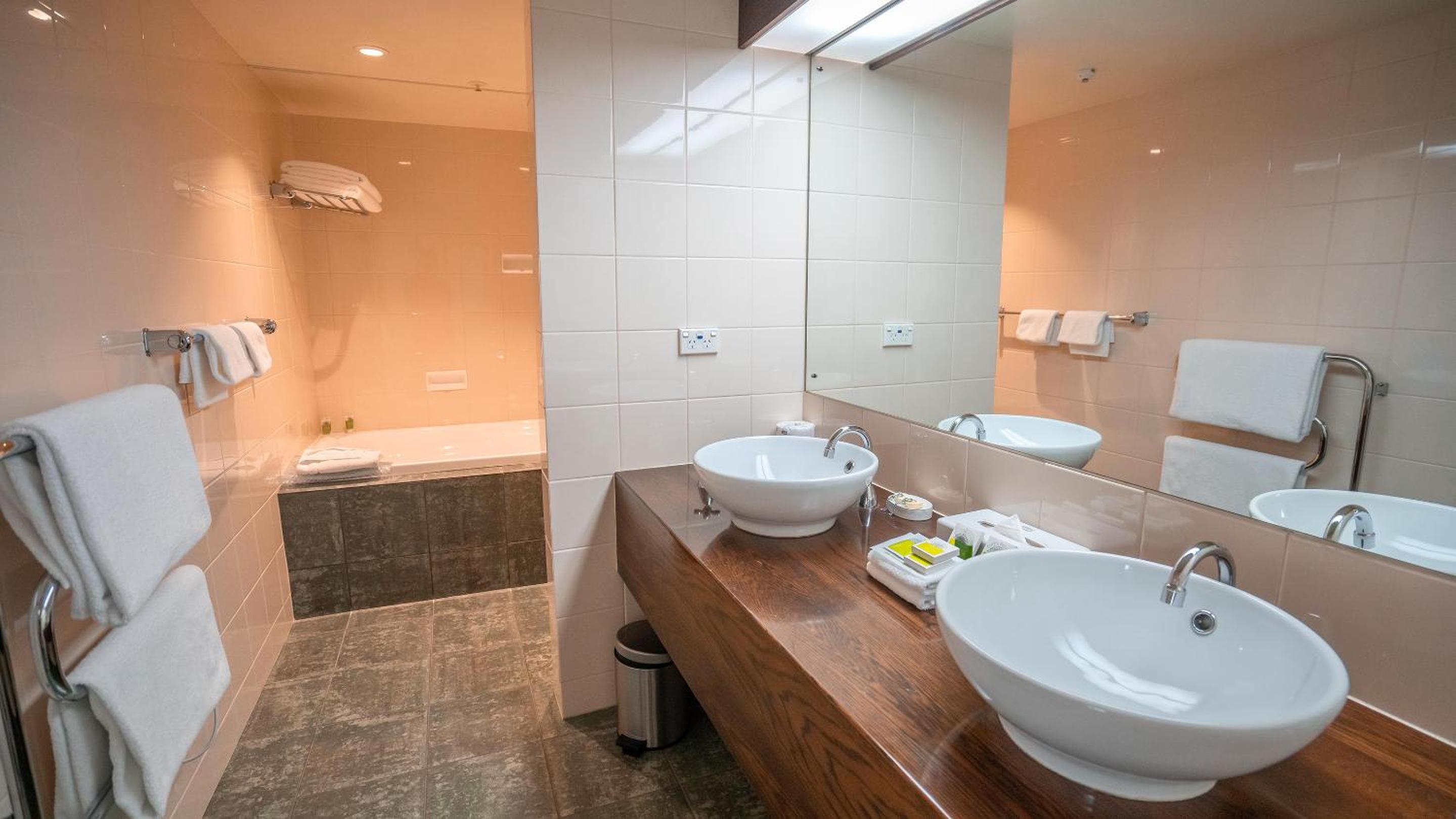 Interconnecting Room- Presidential Suite thumbnail 6