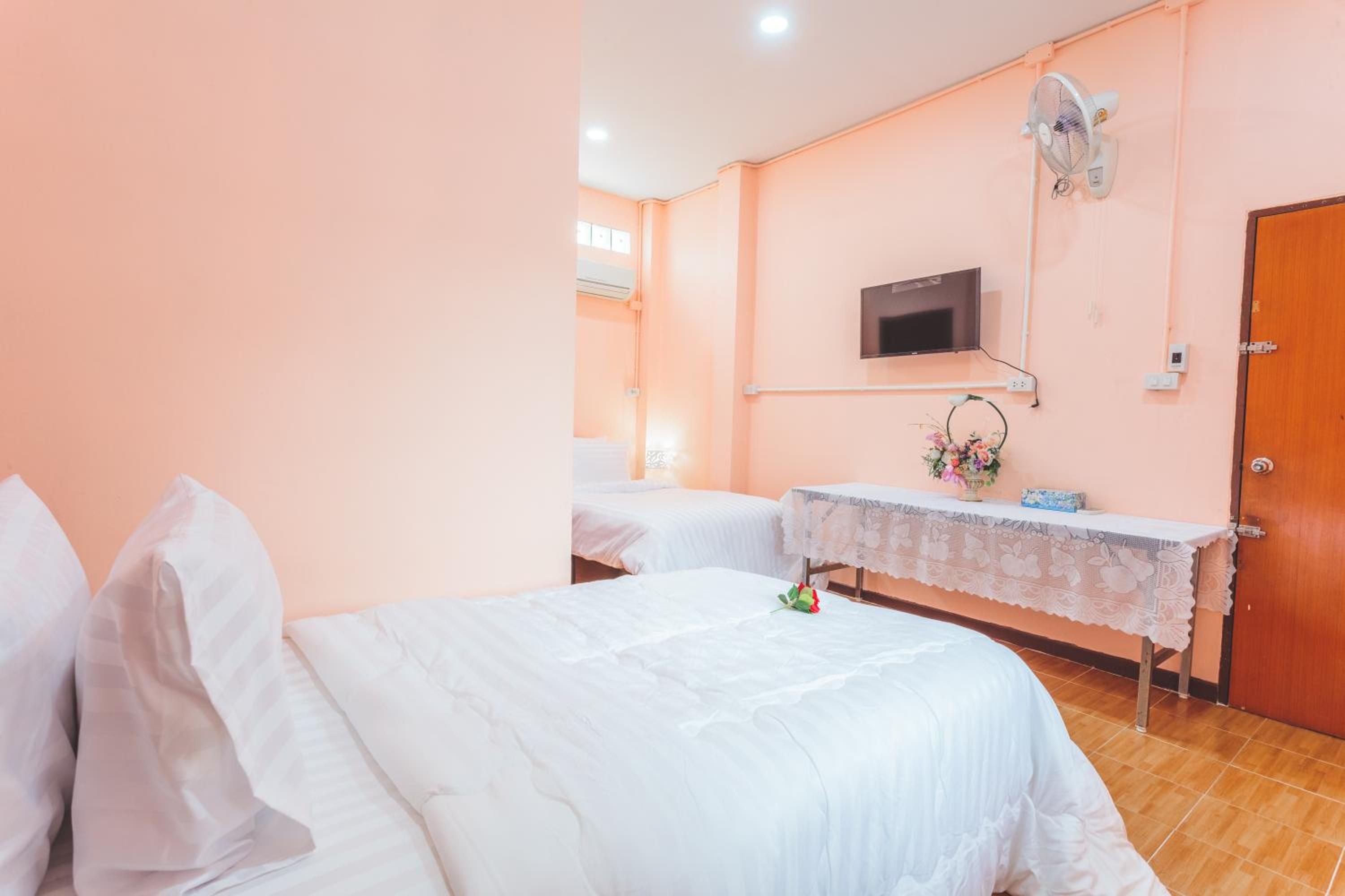 Twin Room with Private Bathroom photo 1