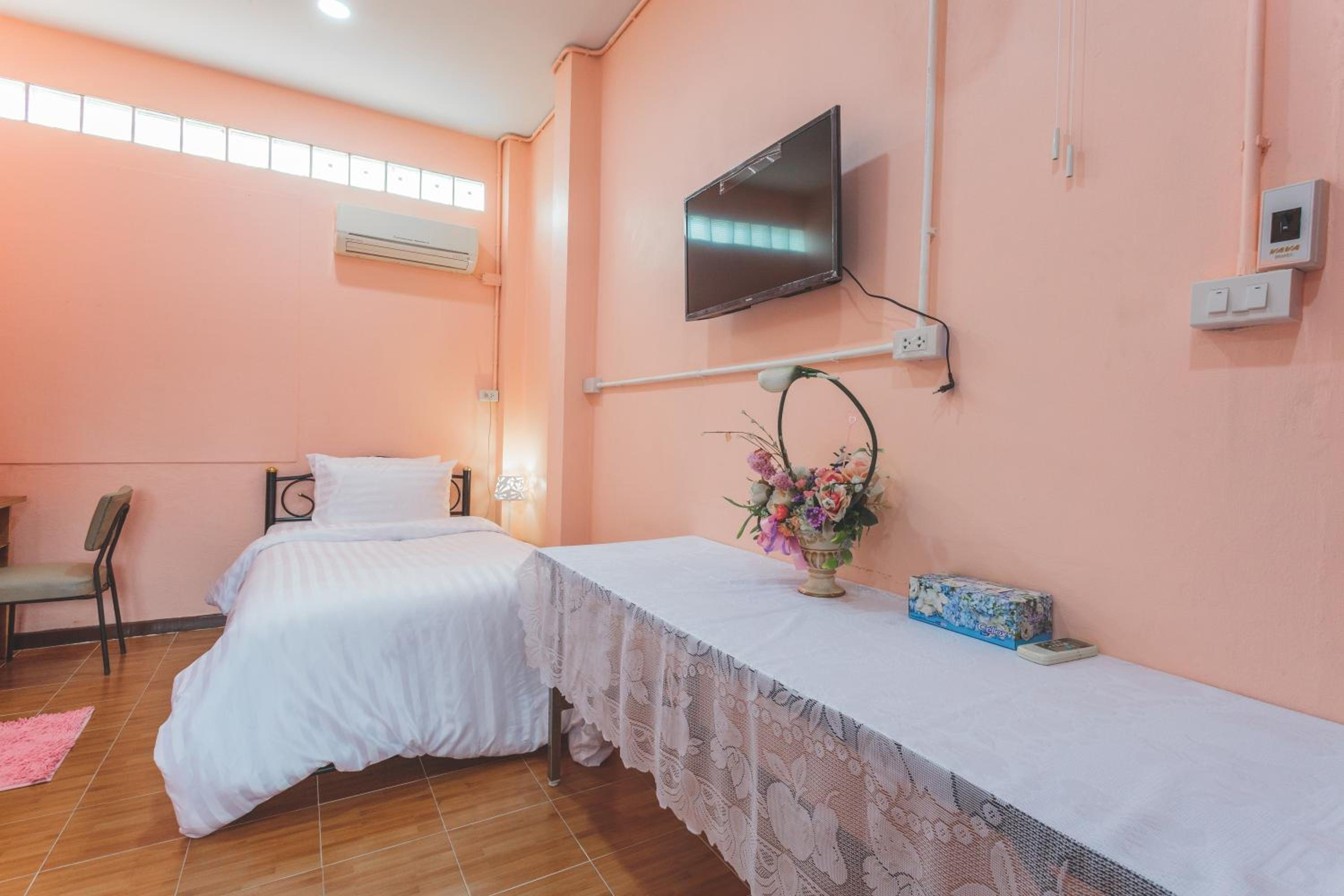 Twin Room with Private Bathroom photo 2