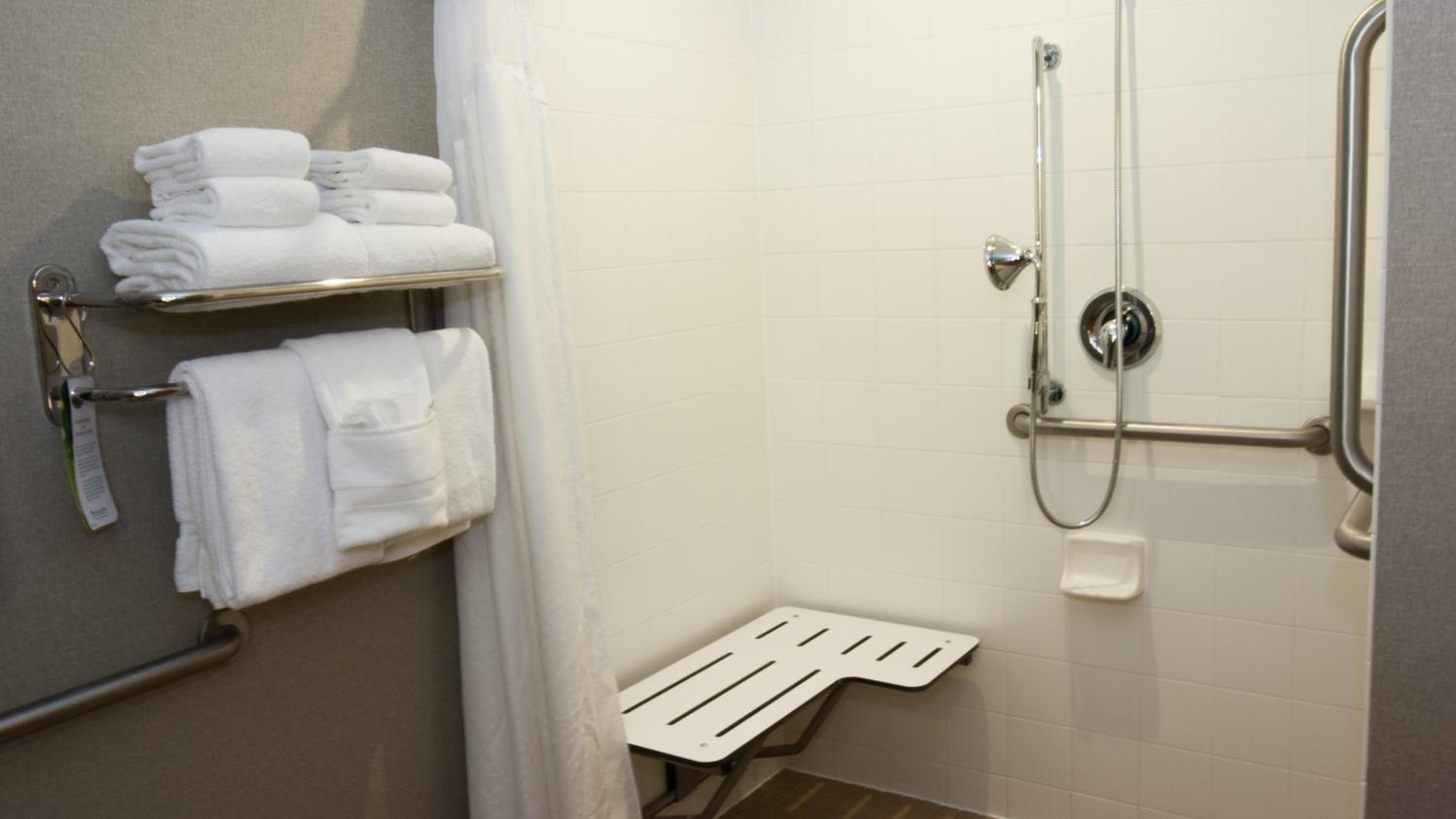 Suite with Two Queen Beds and Roll-in Shower - Communications Access - Photo 2