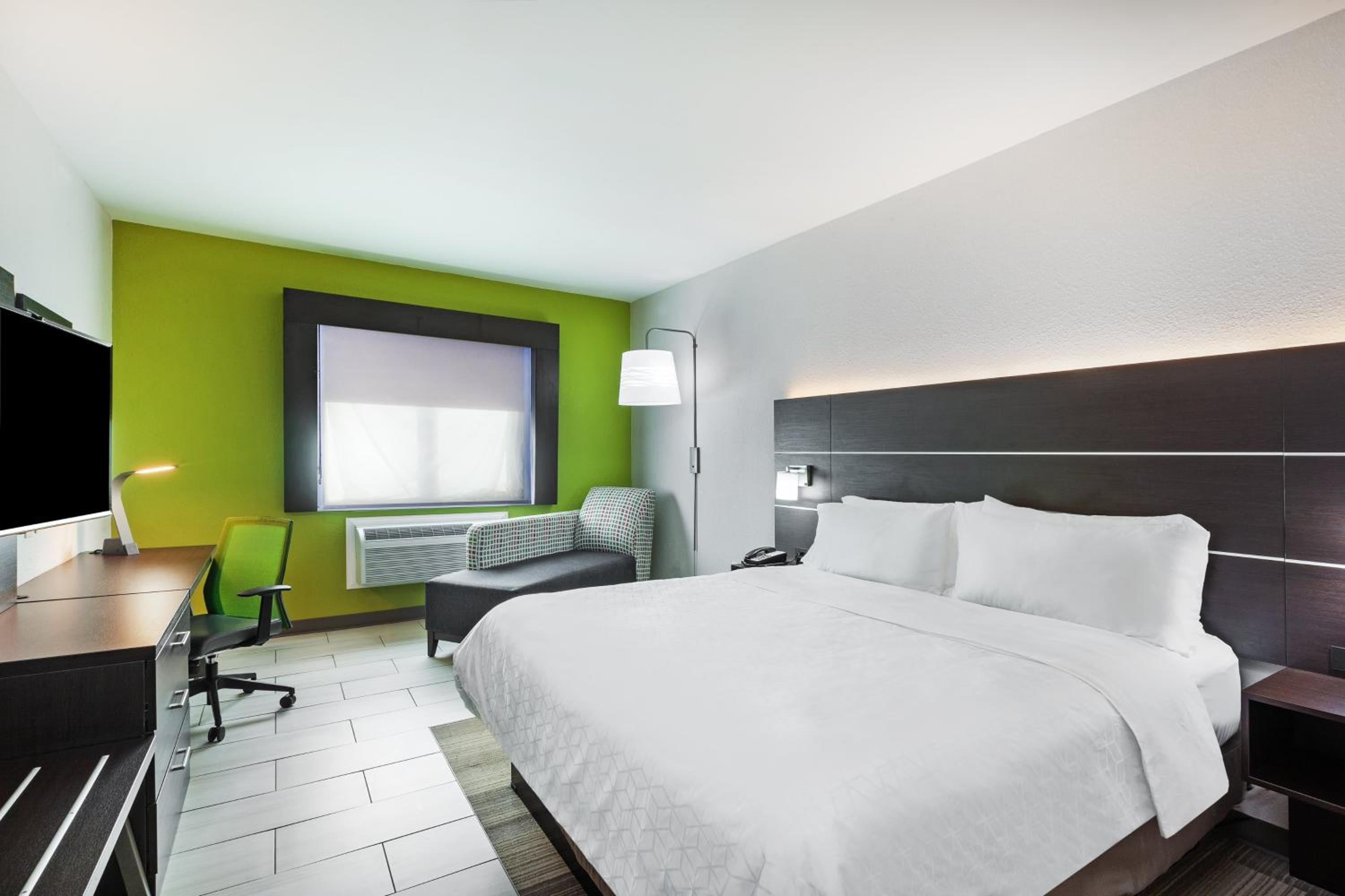 Standard King Room with Roll-in Shower - Mobility Accessible - Photo 1